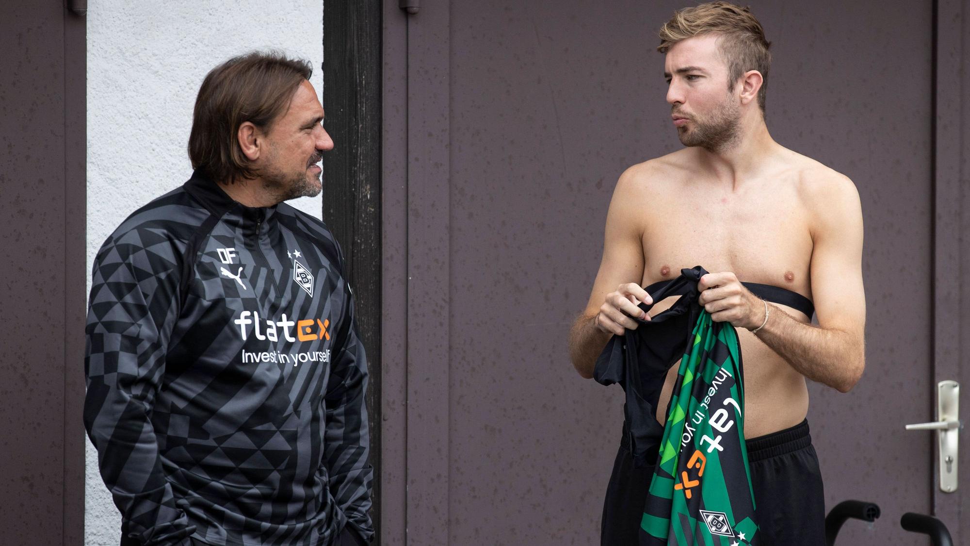 Christoph Kramer (r.), Mittelfeldspieler von Borussia Mönchengladbach, spricht mit Gladbach-Coach Daniel Farke im Trainingslager am 5. Juli 2022.