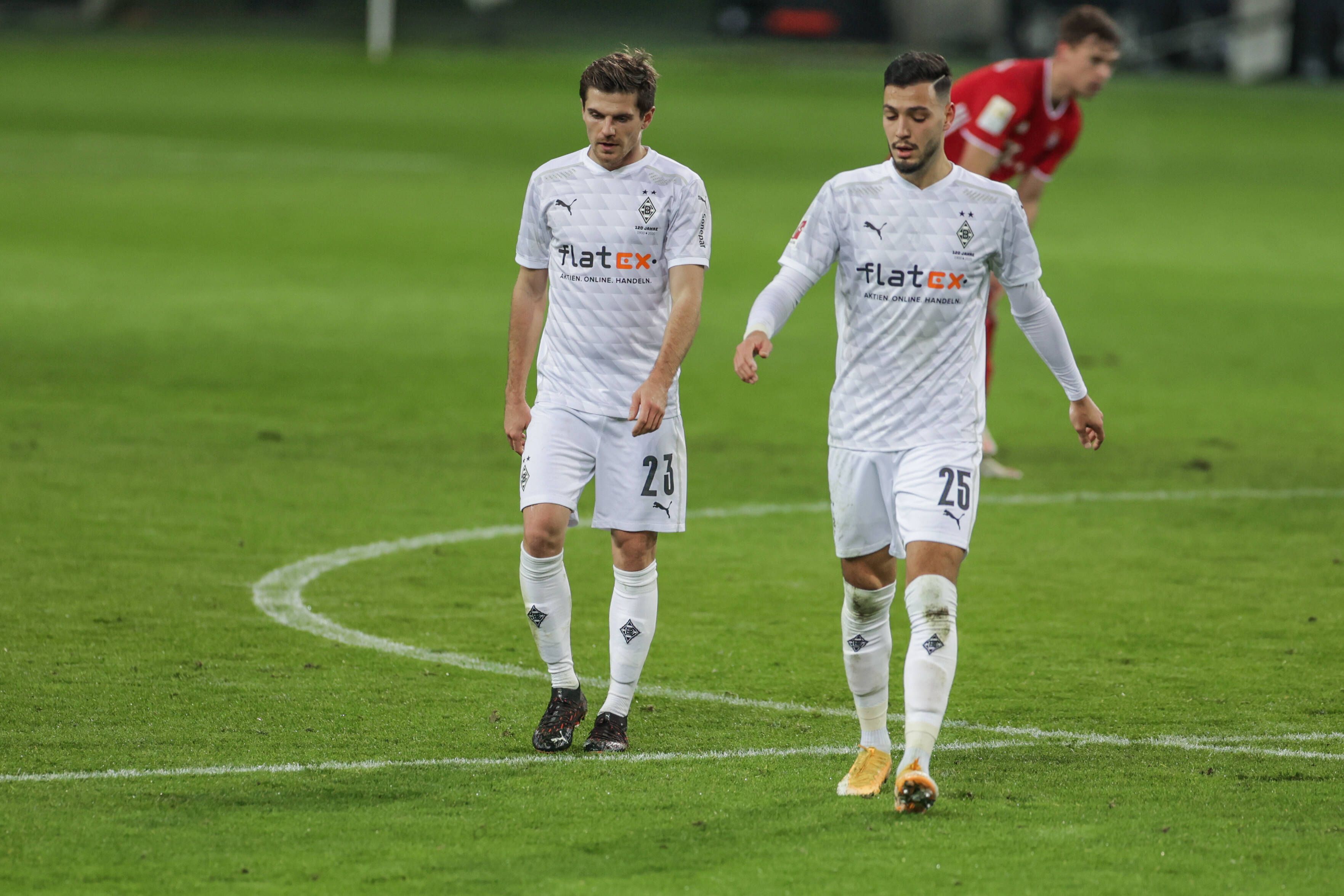 Ramy Bensebaini (r.), hier am 8. Januar 2021 mit Teamkollege Jonas Hofmann (l.) von Borussia Mönchengladbach, wurde vor seiner Abreise zum Tegernsee positiv auf das Corona-Virus getestet.