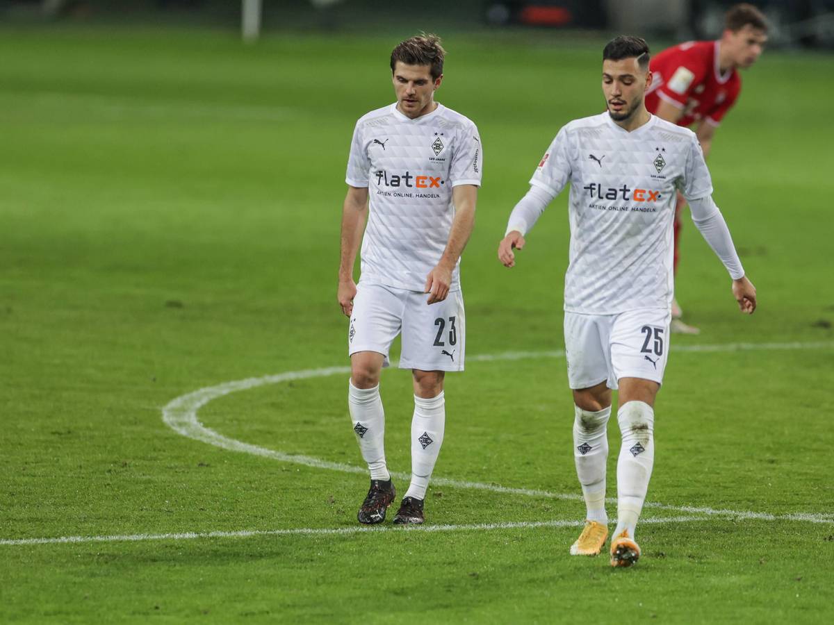 Ramy Bensebaini (r.), hier am 8. Januar 2021 mit Teamkollege Jonas Hofmann (l.) von Borussia Mönchengladbach, wurde vor seiner Abreise zum Tegernsee positiv auf das Corona-Virus getestet.