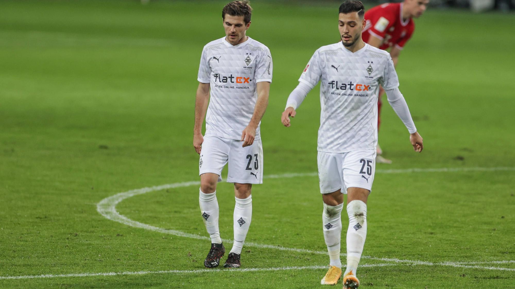 Ramy Bensebaini (r.), hier am 8. Januar 2021 mit Teamkollege Jonas Hofmann (l.) von Borussia Mönchengladbach, wurde vor seiner Abreise zum Tegernsee positiv auf das Corona-Virus getestet.