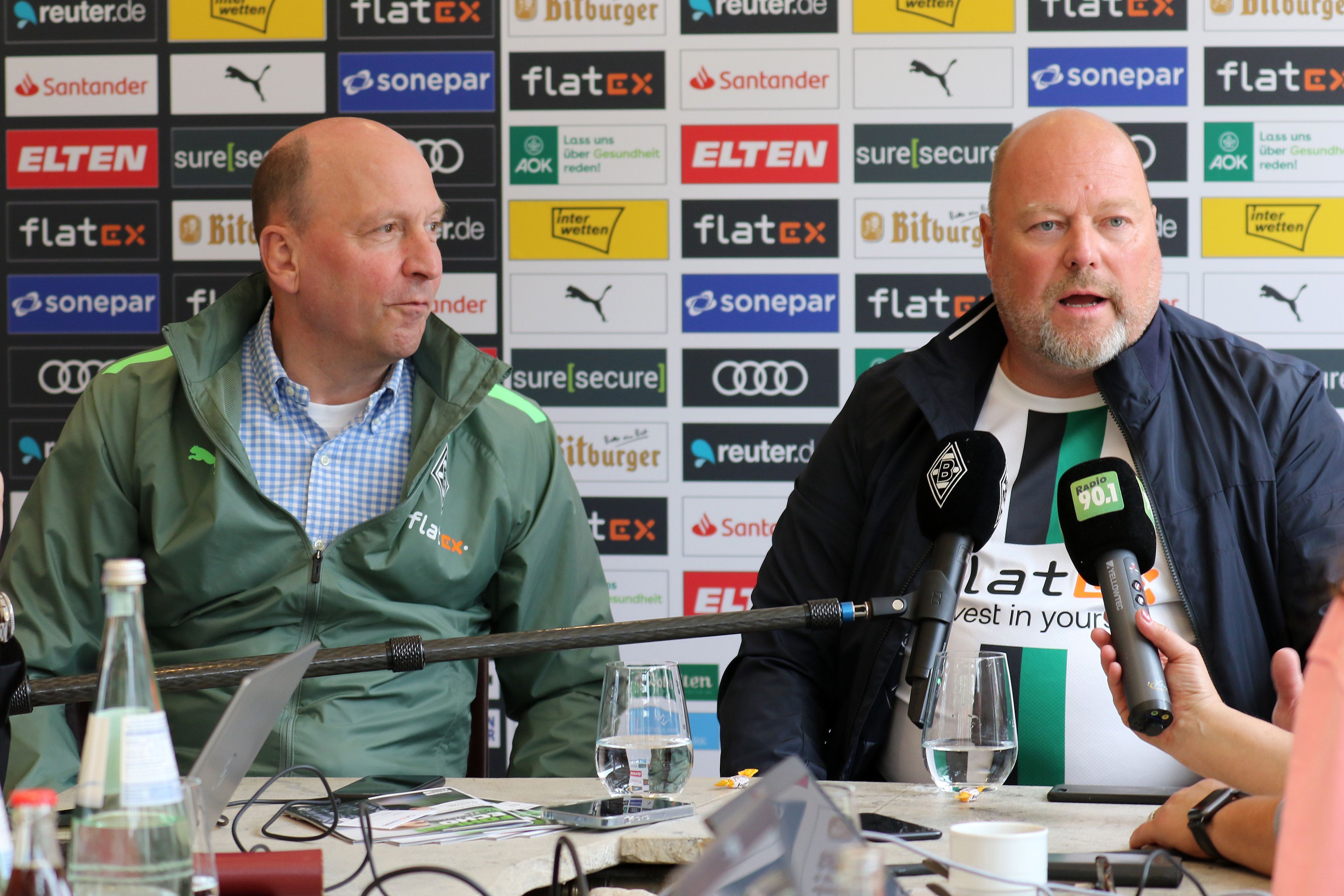 Gladbach-Geschäftsführer Stephan Schippers (l.) und Flatex-Chef Frank Niehage (r.), hier zu sehen am 7. Juli 2022 bei einer Pressekonferenz im Seehotel Überfahrt in Rottach-Egern.