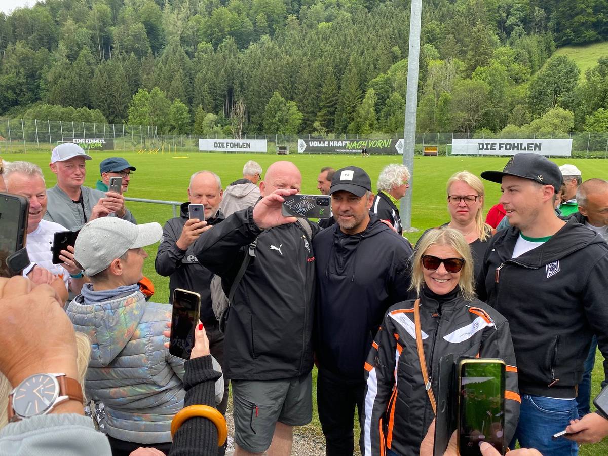 DFB-Bundestrainer Hansi Flick hat am Donnerstag (7. Juli 2022) das Training von Fußball-Bundesligist Borussia Mönchengladbach auf der Sportanlage Birkenmoos in Rottach-Egern besucht.