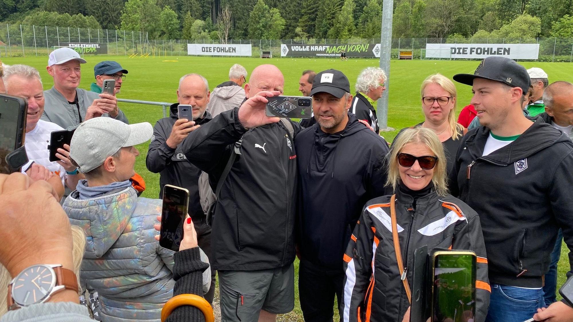 DFB-Bundestrainer Hansi Flick hat am Donnerstag (7. Juli 2022) das Training von Fußball-Bundesligist Borussia Mönchengladbach auf der Sportanlage Birkenmoos in Rottach-Egern besucht.