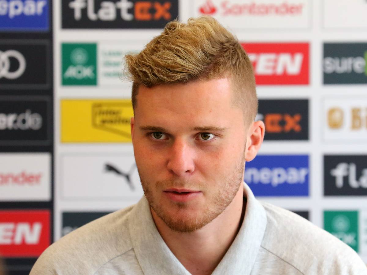 Nico Elvedi von Borussia Mönchengladbach am 7. Juli 2022 in einer Presserunde im Rahmen des Sommer-Trainingslagers in Rottach-Egern am Tegernsee.