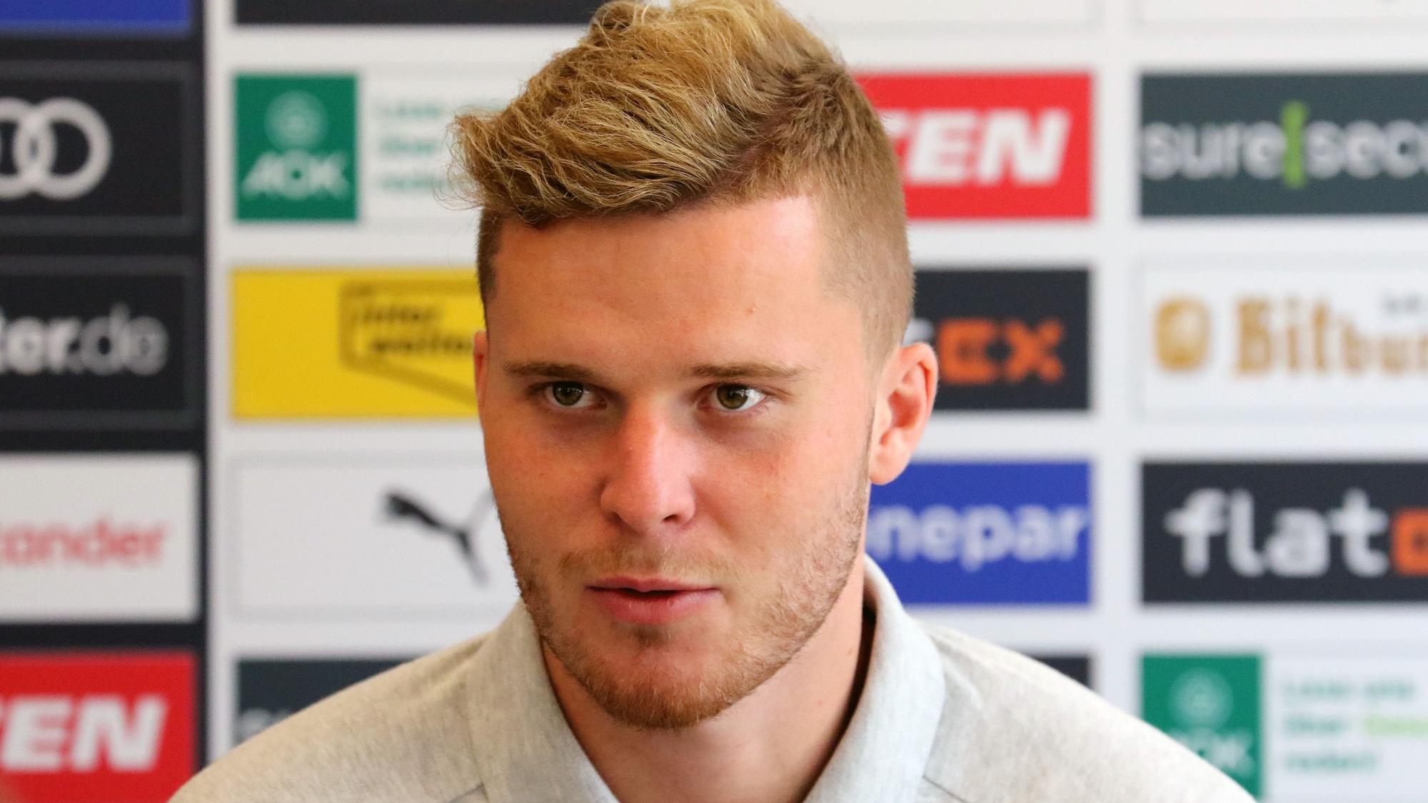 Nico Elvedi von Borussia Mönchengladbach am 7. Juli 2022 in einer Presserunde im Rahmen des Sommer-Trainingslagers in Rottach-Egern am Tegernsee.