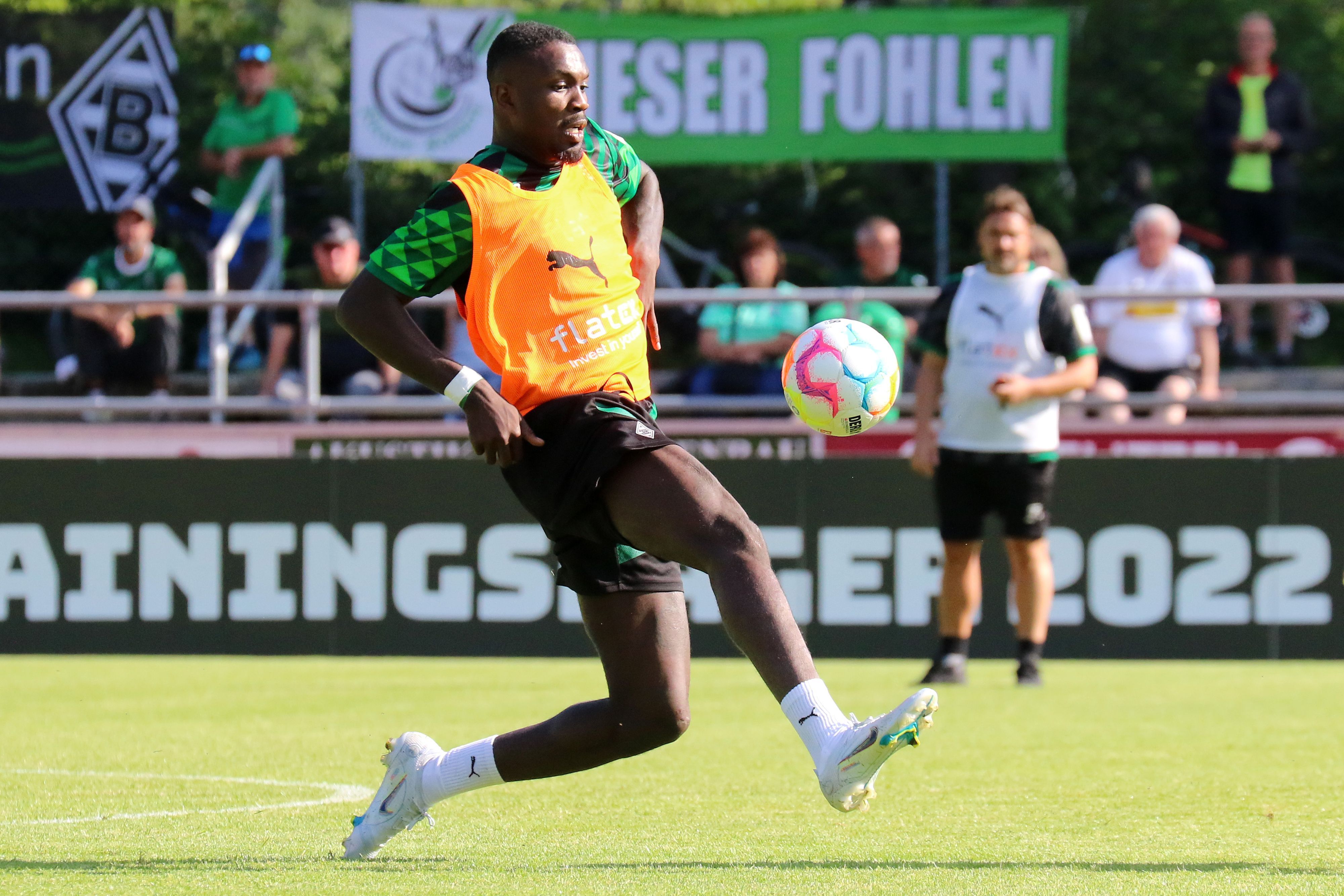 Marcus Thuram, hier am 5. Juli 2022 bei einer Einheit im Trainingslager, soll bei Borussia Mönchengladbach bleiben. Thuram nimmt den Ball mit dem rechten Fuß an, im Hintergrund wird er von Trainer Daniel Farke beobachtet.