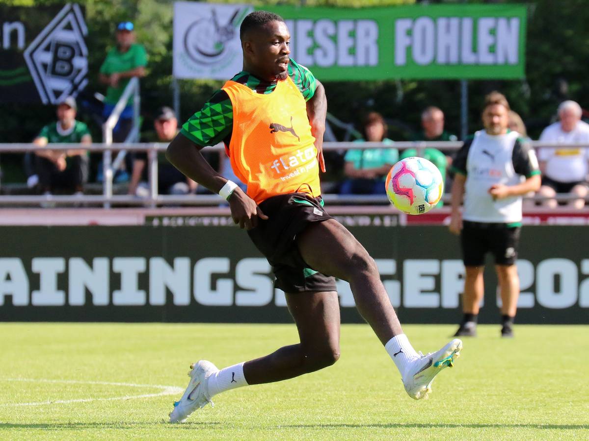 Marcus Thuram, hier am 5. Juli 2022 bei einer Einheit im Trainingslager, soll bei Borussia Mönchengladbach bleiben. Thuram nimmt den Ball mit dem rechten Fuß an, im Hintergrund wird er von Trainer Daniel Farke beobachtet.