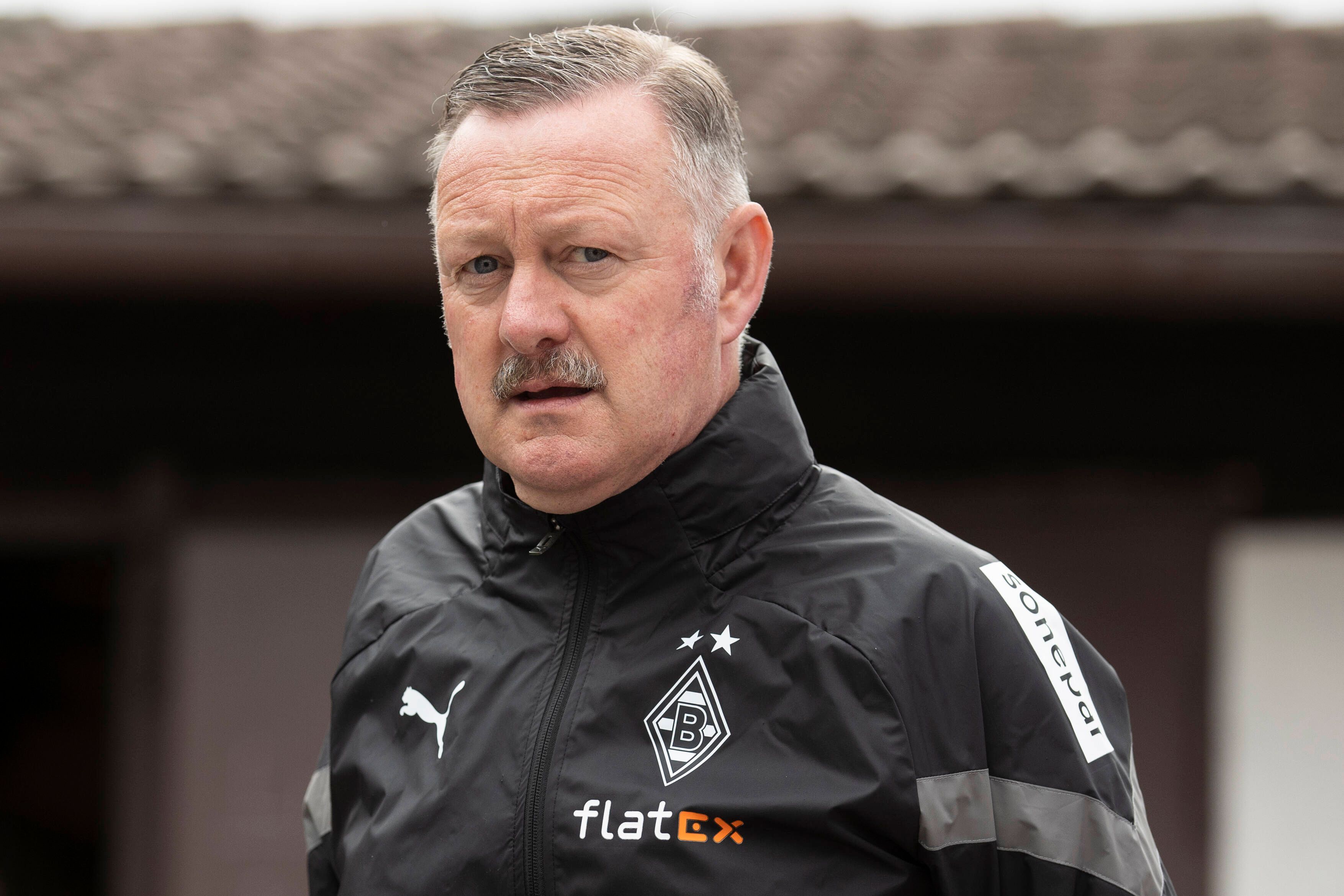 Roland Virkus ist Sportdirektor bei Fußball-Bundesligist Borussia Mönchengladbach. Auf diesem Foto ist der 55-Jährige am 5. Juli 2022 im Trainingslager am Tegernsee zu sehen. Virkus blickt in die Kamera des Fotografen.