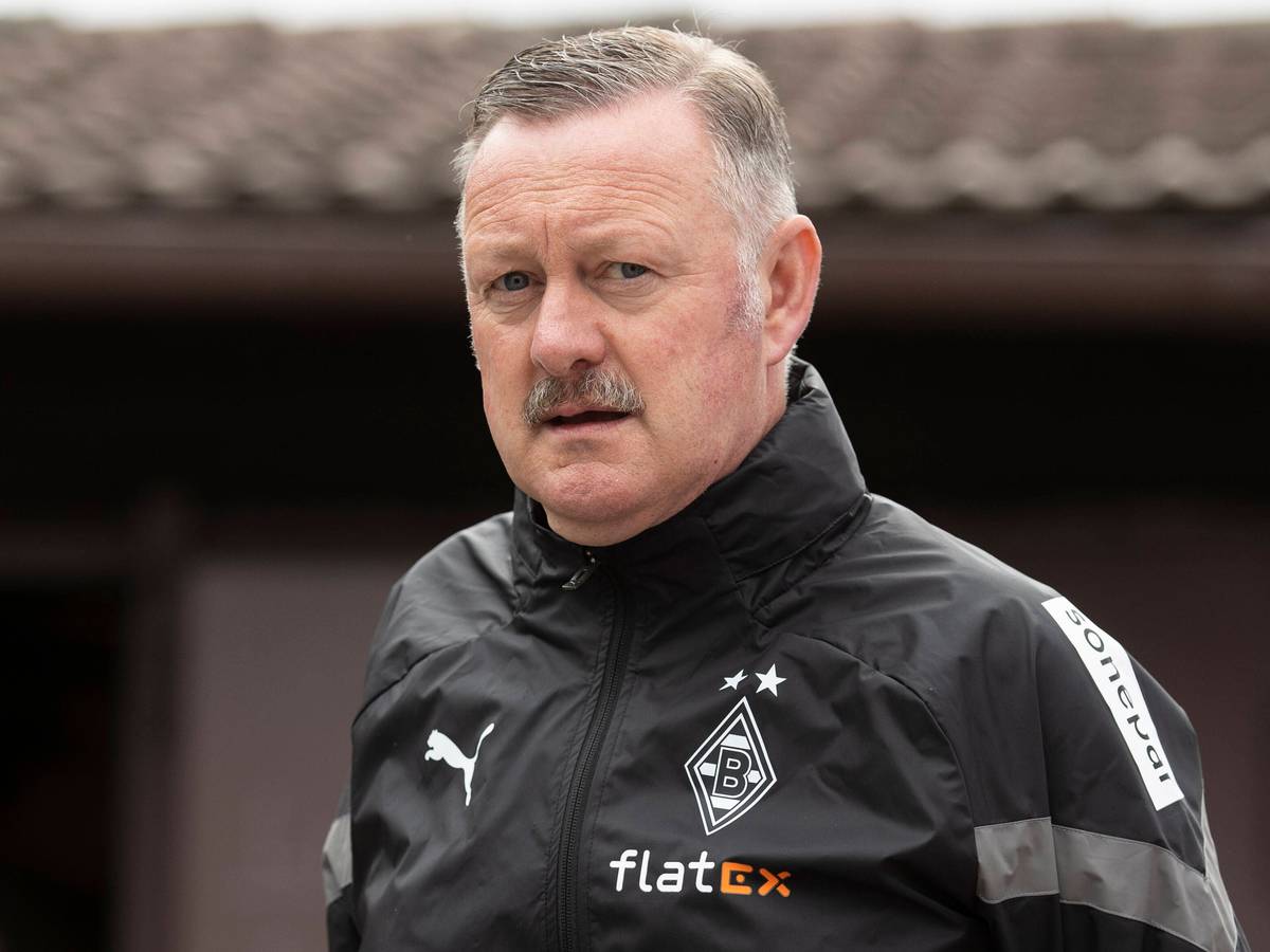 Roland Virkus ist Sportdirektor bei Fußball-Bundesligist Borussia Mönchengladbach. Auf diesem Foto ist der 55-Jährige am 5. Juli 2022 im Trainingslager am Tegernsee zu sehen. Virkus blickt in die Kamera des Fotografen.