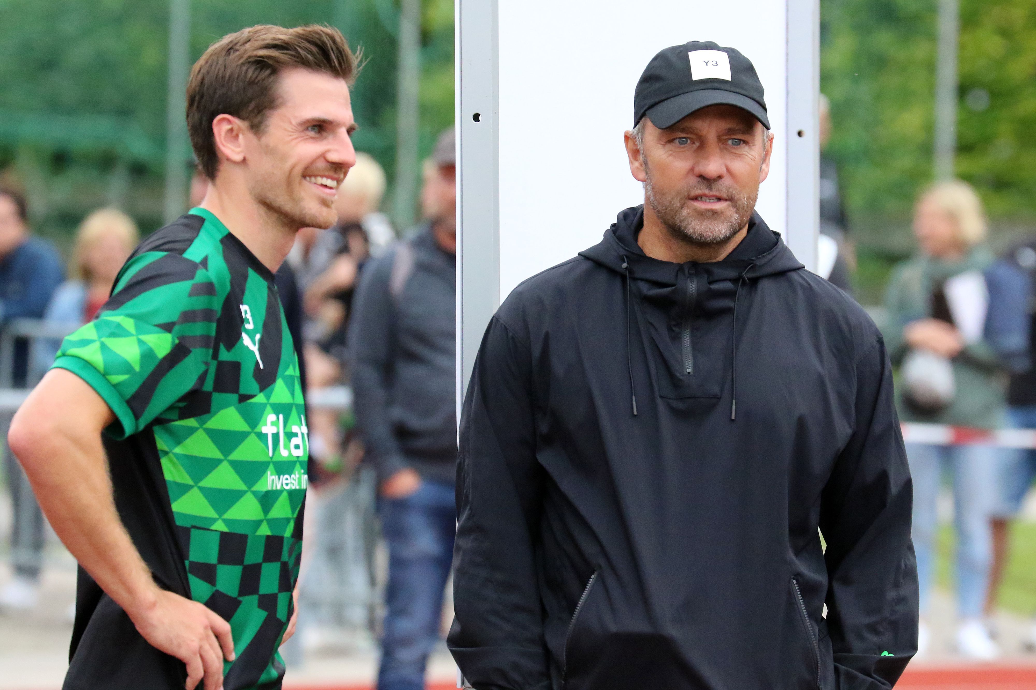 Jonas Hofmann von Borussia Mönchengladbach (li.) und DFB-Bundestrainer Hansi Flick (re.) am 7. Juni 2022 im Trainingslager des Bundesligisten in Rottach-Egern.