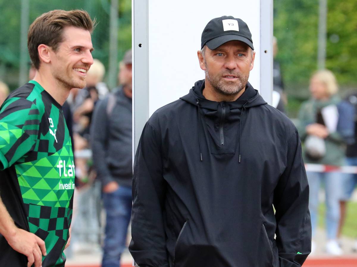 Jonas Hofmann von Borussia Mönchengladbach (li.) und DFB-Bundestrainer Hansi Flick (re.) am 7. Juni 2022 im Trainingslager des Bundesligisten in Rottach-Egern.