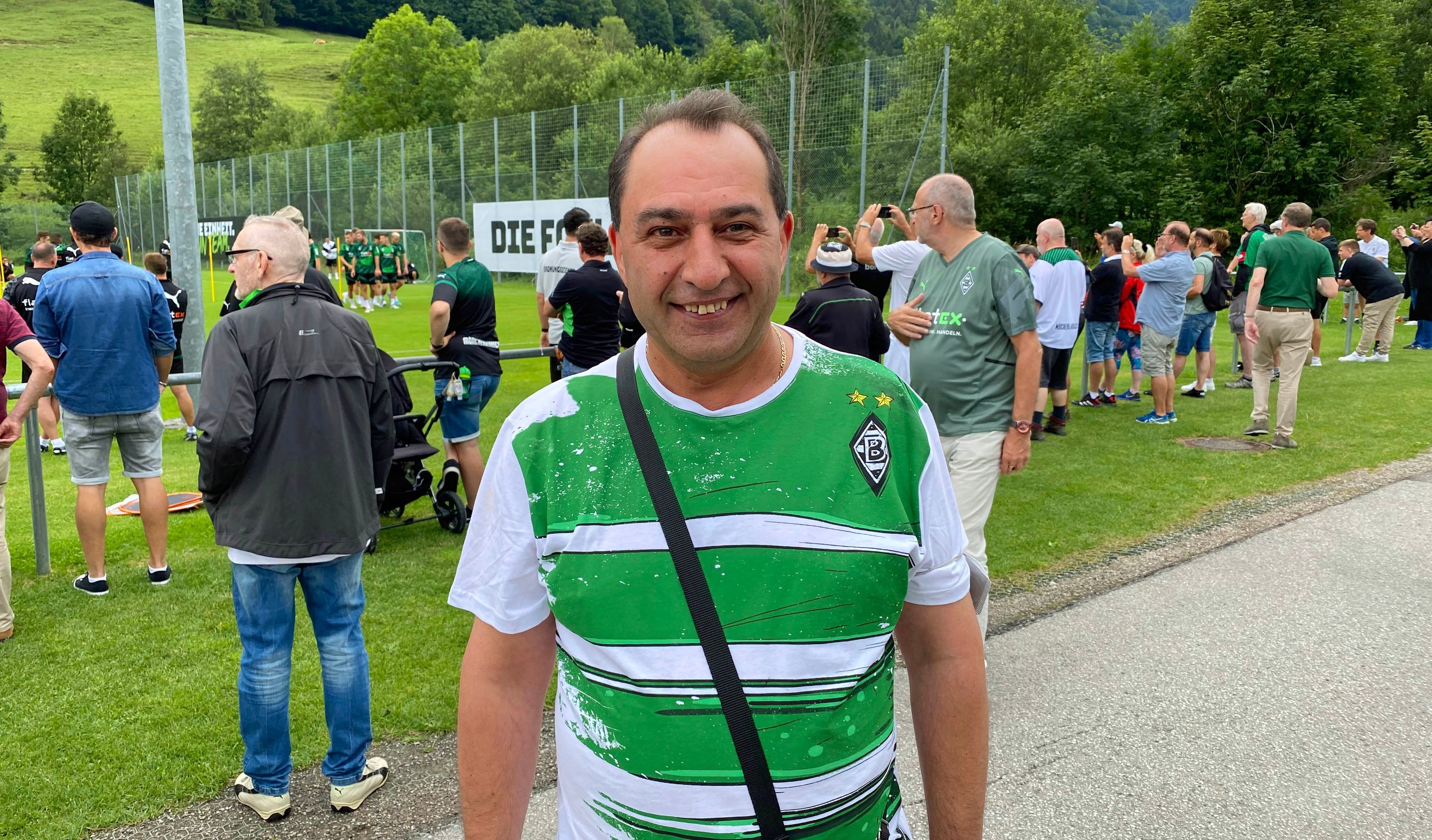 Mustafa Cetin ist Borussia-Fan und Inhaber der Kultkneipe Endlich-Treff in Mönchengladbach.