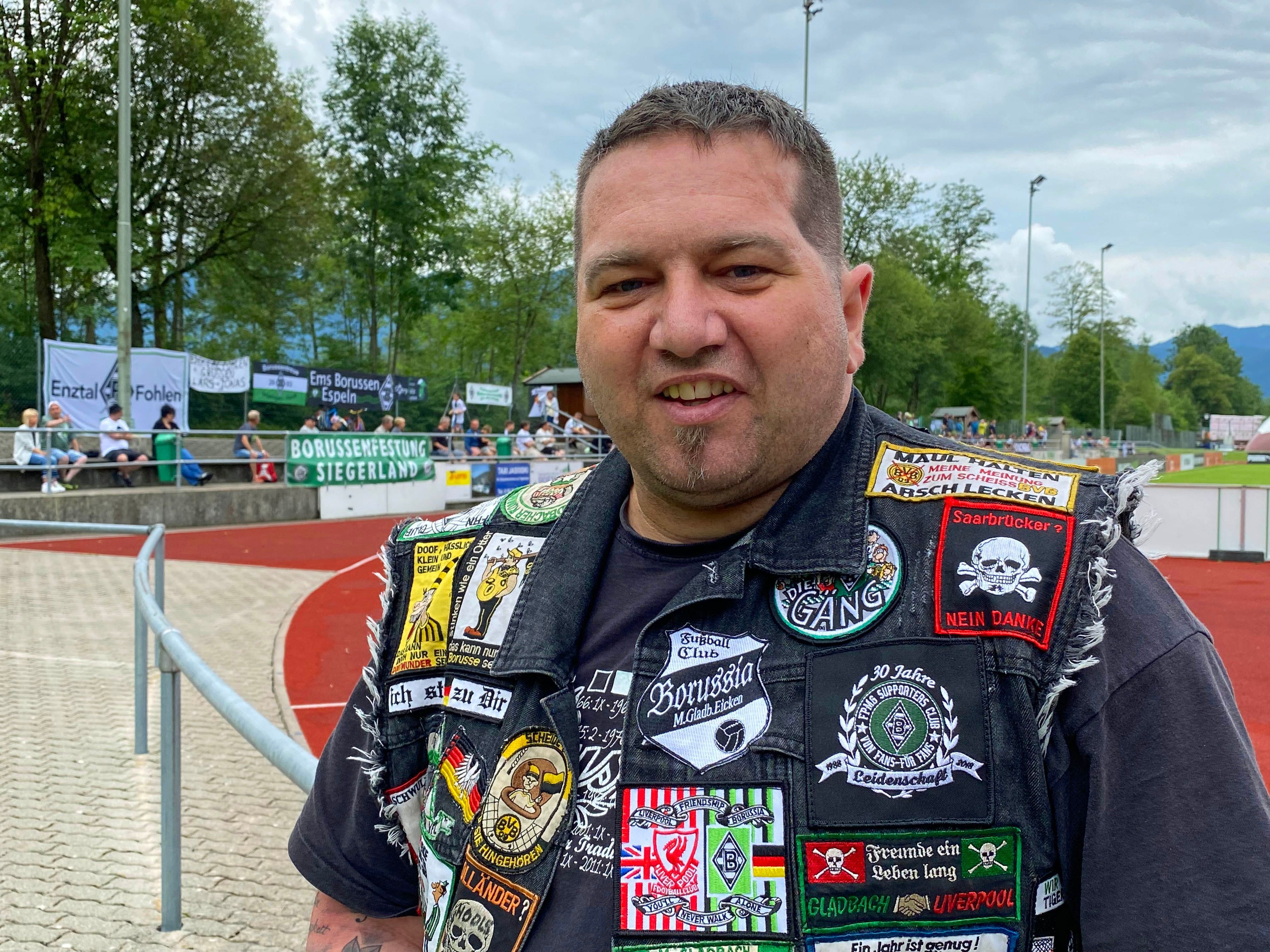 Gladbach-Fan Meik Schöler aus Wilnsdorf schaut sich das Borussia-Trainingslager am Tegernsee an. Diese Aufnahme stammt vom 5. Juli 2022.