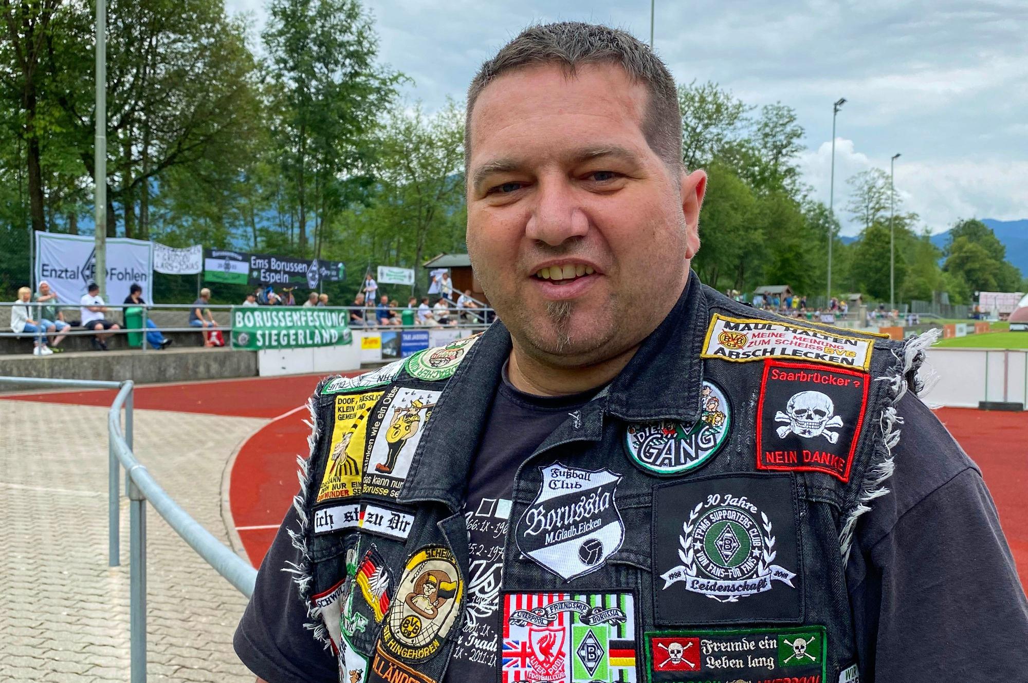 Gladbach-Fan Meik Schöler aus Wilnsdorf schaut sich das Borussia-Trainingslager am Tegernsee an. Diese Aufnahme stammt vom 5. Juli 2022.