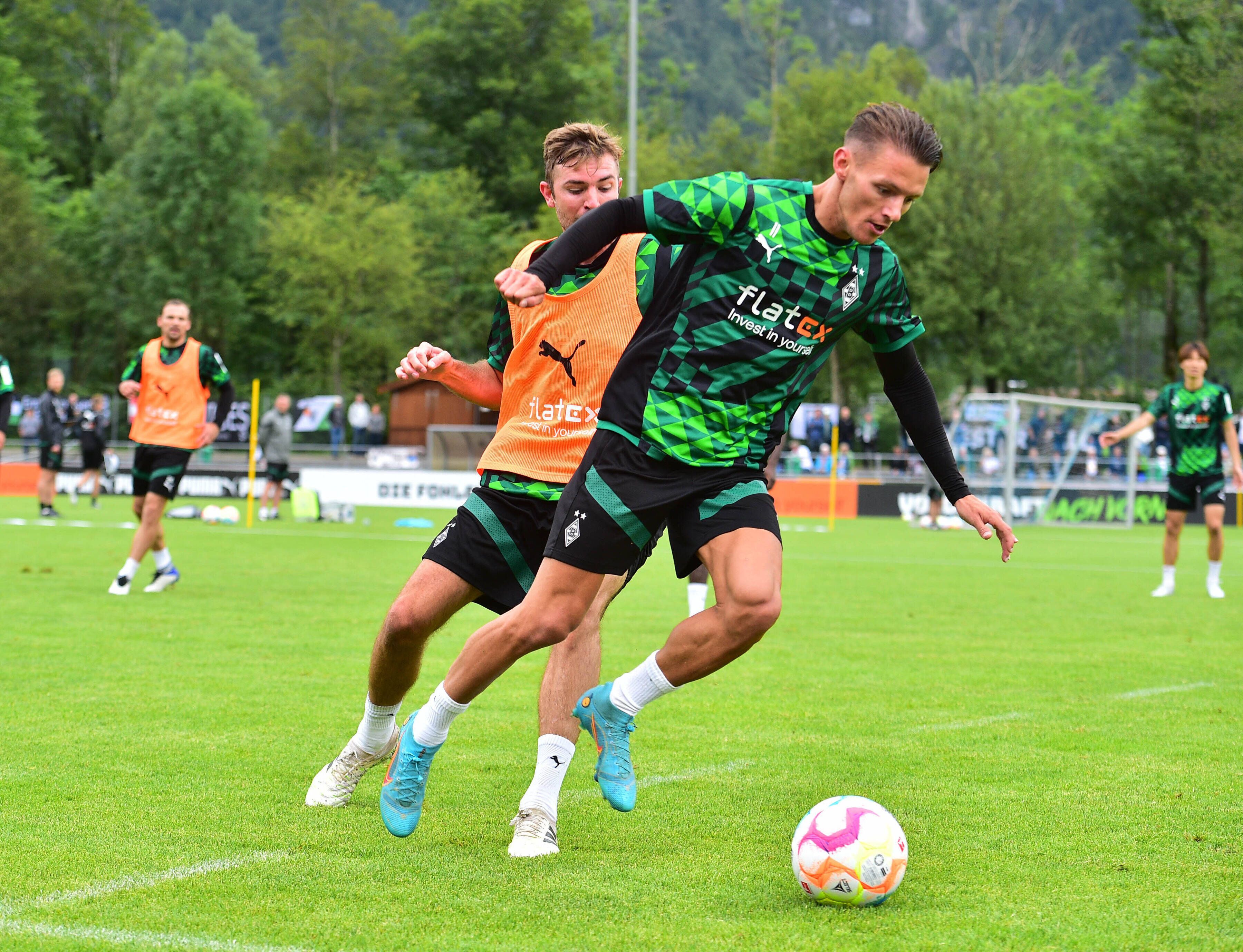 Hannes Wolf (r.) im Duell mit Christoph Kramer (l.) während des Trainingslagers von Fußball-Bundesligist Borussia Mönchengladbach am bayrischen Tegernsee. Dieses Foto stammt von 8, Juli 2022. Wolf und Kramer kämpfen um den Ball auf der Sportanlage Birkenmoos.