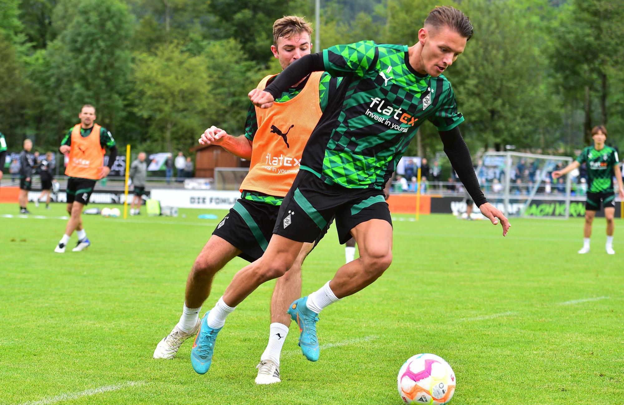 Hannes Wolf (r.) im Duell mit Christoph Kramer (l.) während des Trainingslagers von Fußball-Bundesligist Borussia Mönchengladbach am bayrischen Tegernsee. Dieses Foto stammt von 8, Juli 2022. Wolf und Kramer kämpfen um den Ball auf der Sportanlage Birkenmoos.