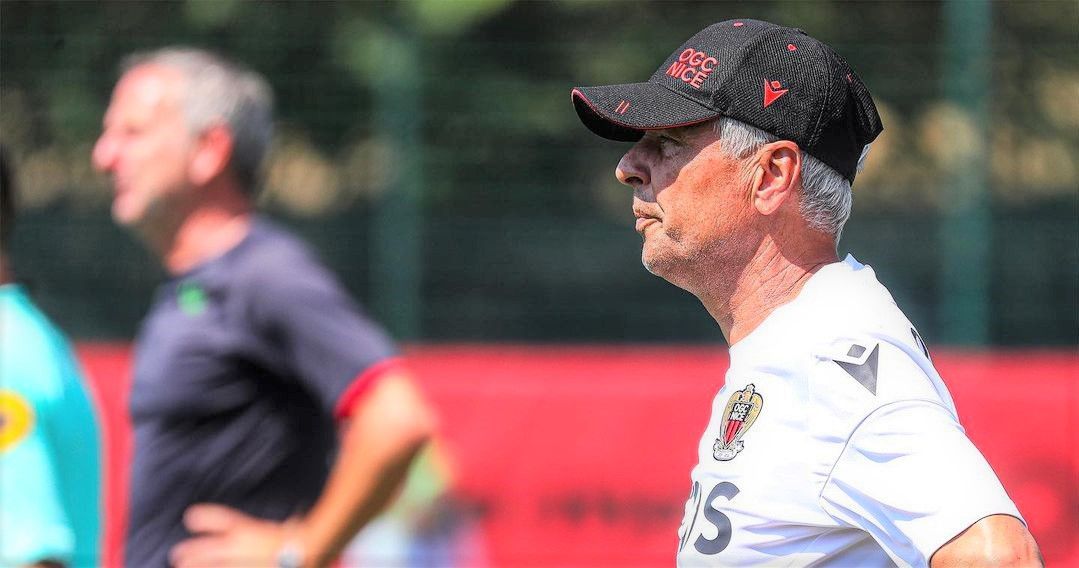 Lucien Favre am 9. Juli 2022 am Rande des Testspiels von OGC Nizza gegen Cercle Brügge.