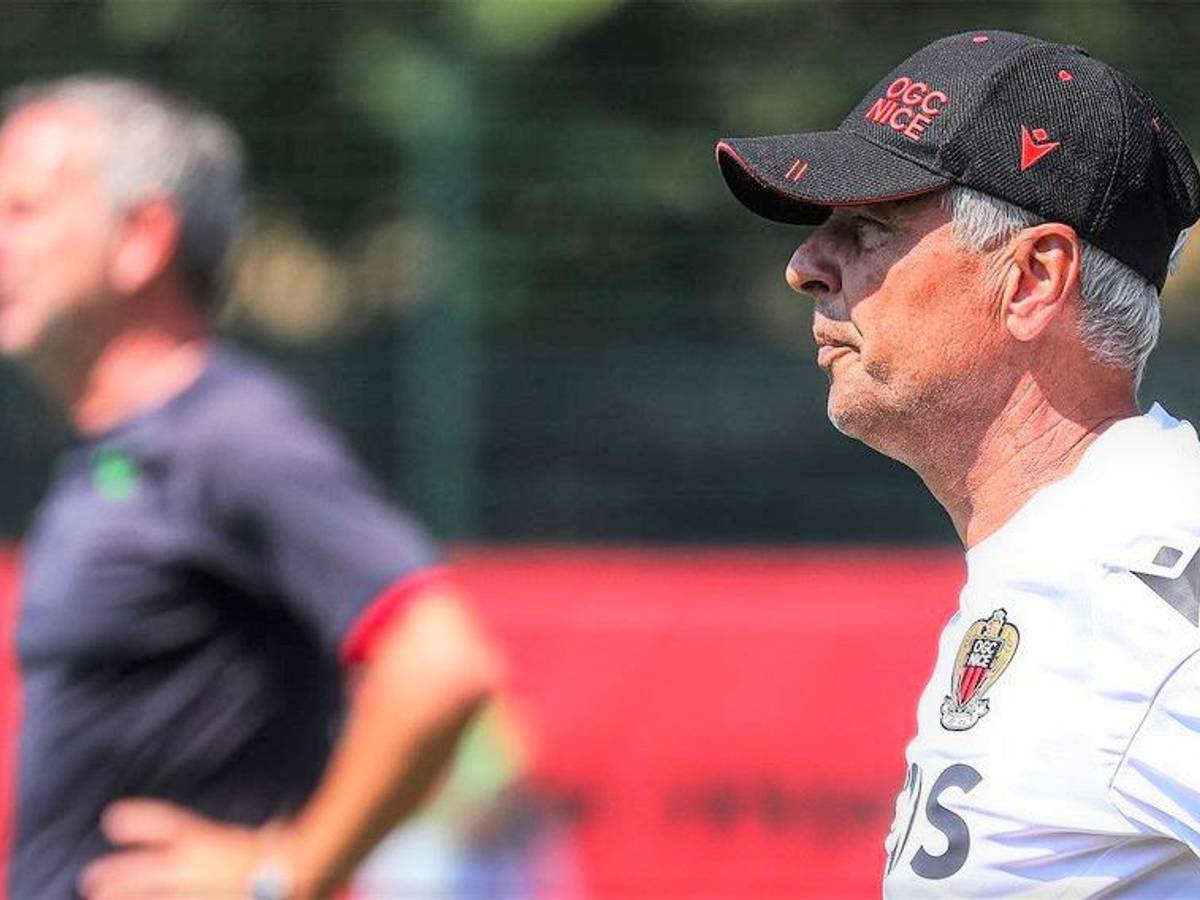 Lucien Favre am 9. Juli 2022 am Rande des Testspiels von OGC Nizza gegen Cercle Brügge.