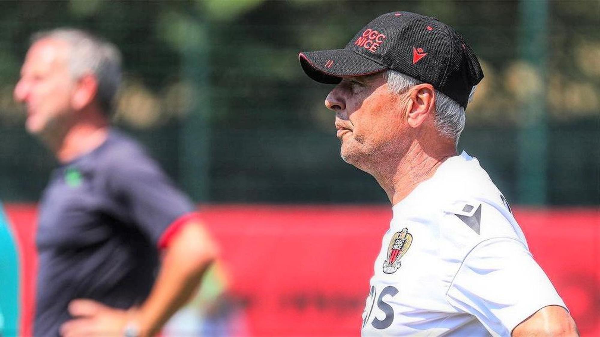 Lucien Favre am 9. Juli 2022 am Rande des Testspiels von OGC Nizza gegen Cercle Brügge.
