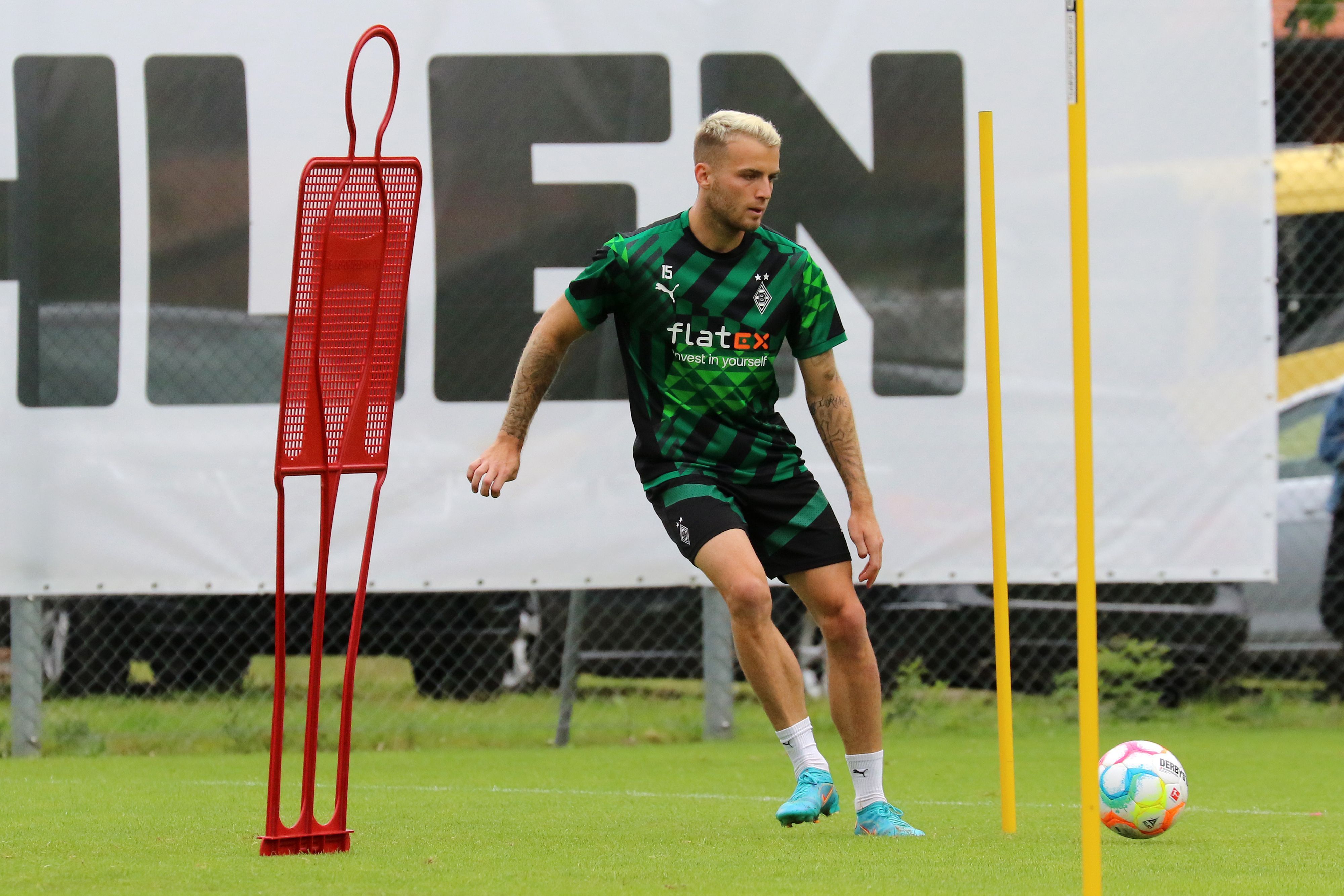 Jordan Beyer, hier am 5. Juli 2022 im Trainingslager von Borussia Mönchengladbach in Rottach-Egern, hat sich verletzt. Beyer nimmt einen Ball mit dem rechten Fuß an.