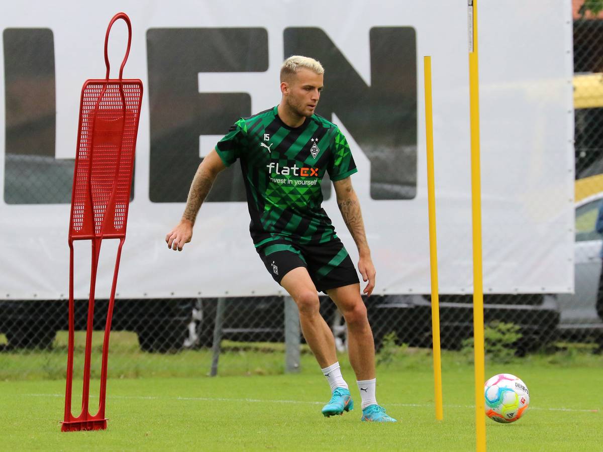 Jordan Beyer, hier am 5. Juli 2022 im Trainingslager von Borussia Mönchengladbach in Rottach-Egern, hat sich verletzt. Beyer nimmt einen Ball mit dem rechten Fuß an.