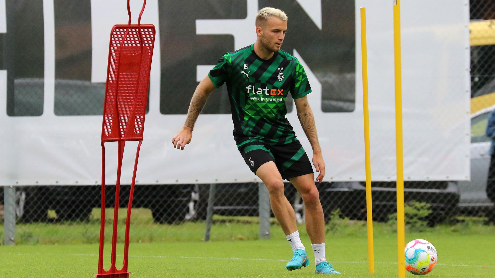 Jordan Beyer, hier am 5. Juli 2022 im Trainingslager von Borussia Mönchengladbach in Rottach-Egern, hat sich verletzt. Beyer nimmt einen Ball mit dem rechten Fuß an.