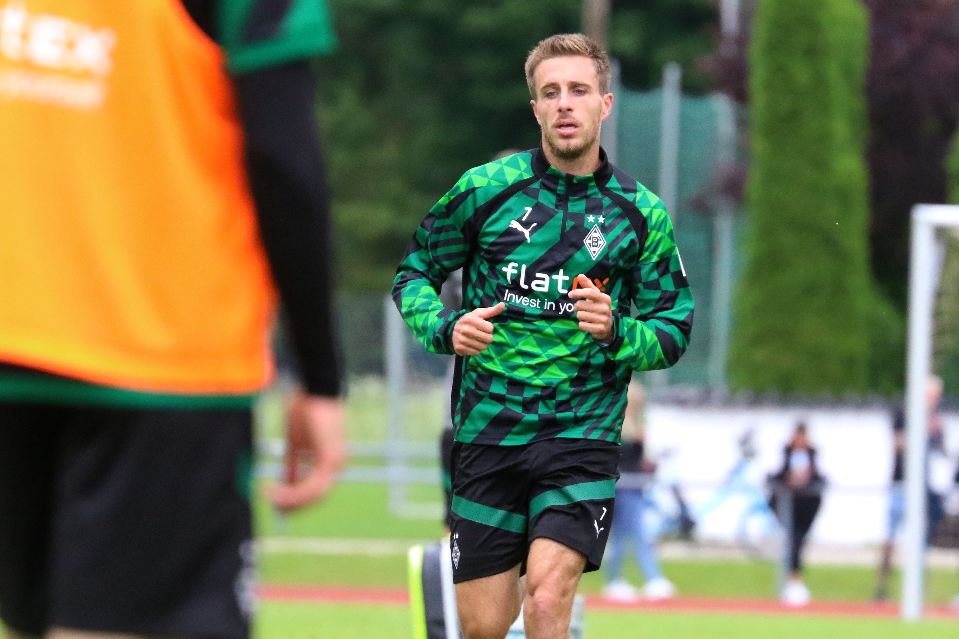 Patrick Herrmann am 8. Juli 2022 im Trainingslager von Borussia Mönchengladbach auf der Sportanlage Birkenmoos in Rottach-Egern. Herrmann läuft auf die Kamera zu.