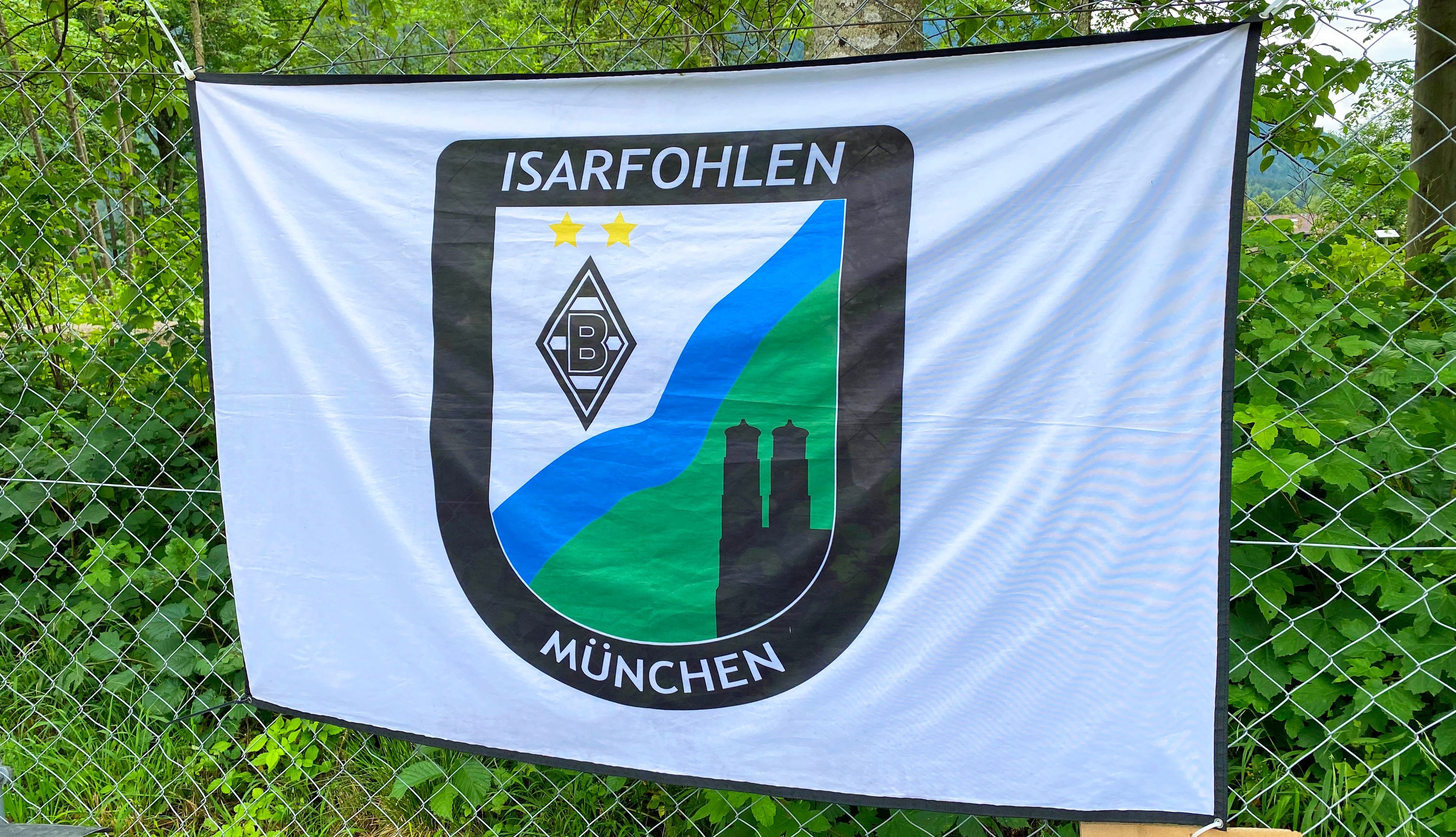 Der Gladbach-Fanklub „Isarfohlen“ aus München zeigt am Tegernsee auch sein Banner. Zu sehen ist ein Fanklub-Logo.