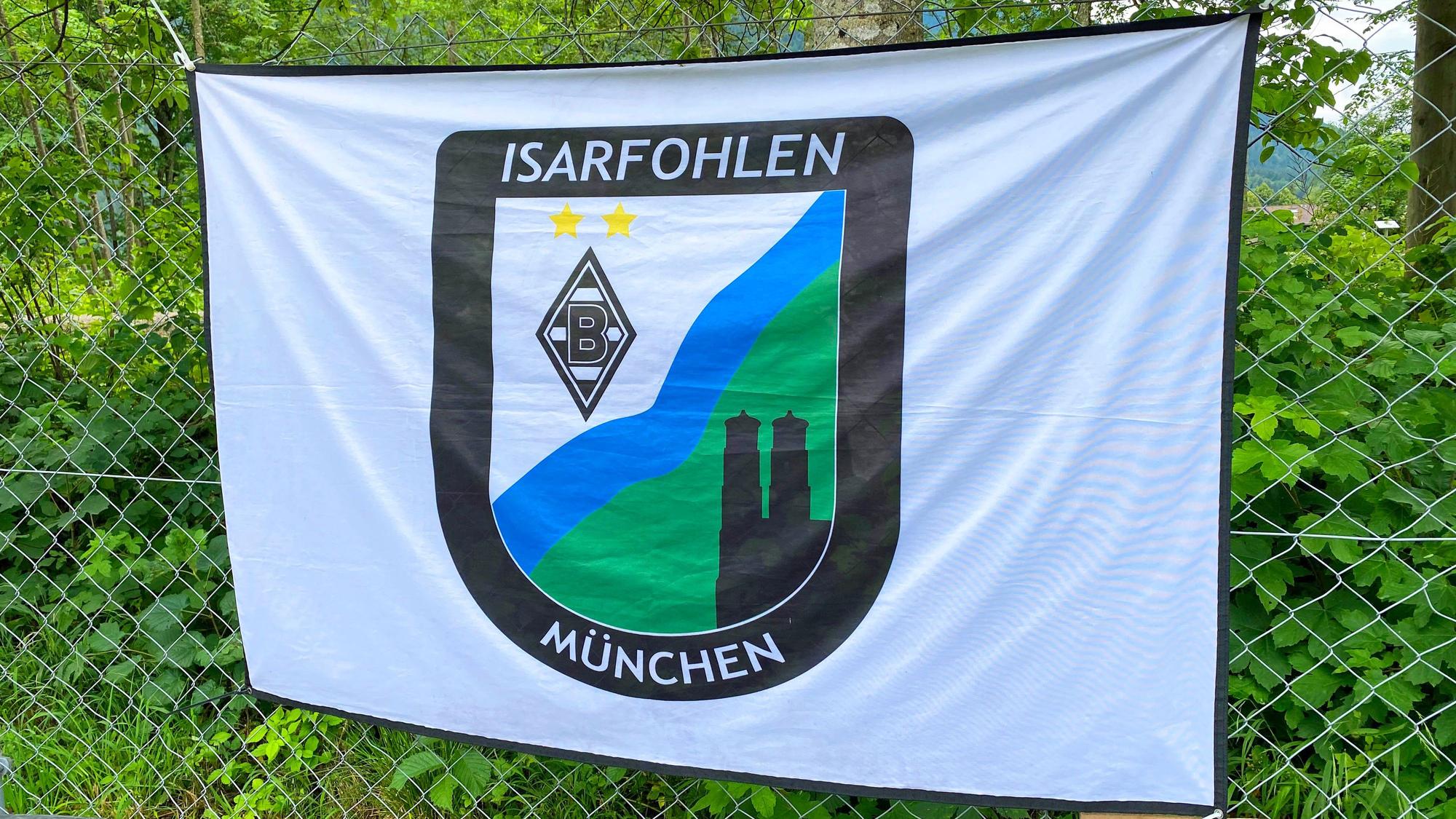 Der Gladbach-Fanklub „Isarfohlen“ aus München zeigt am Tegernsee auch sein Banner. Zu sehen ist ein Fanklub-Logo.
