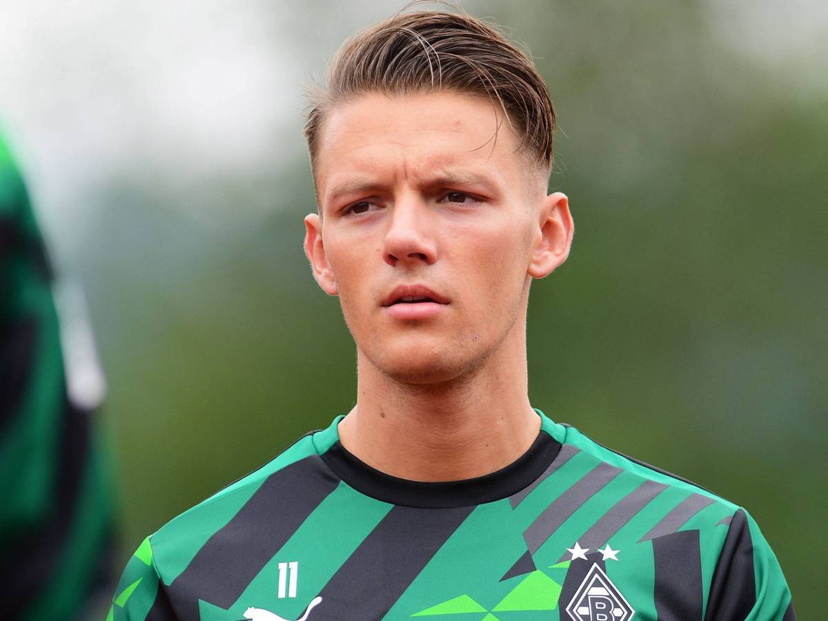 Gladbach-Profi Hannes Wolf. Auf diesem Foto ist der Österreicher am 5. Juli 2022 im Trainingslager am Tegernsee in Rottach-Egern zu sehen. Wolf schaut Richtung Trainingsplatz.