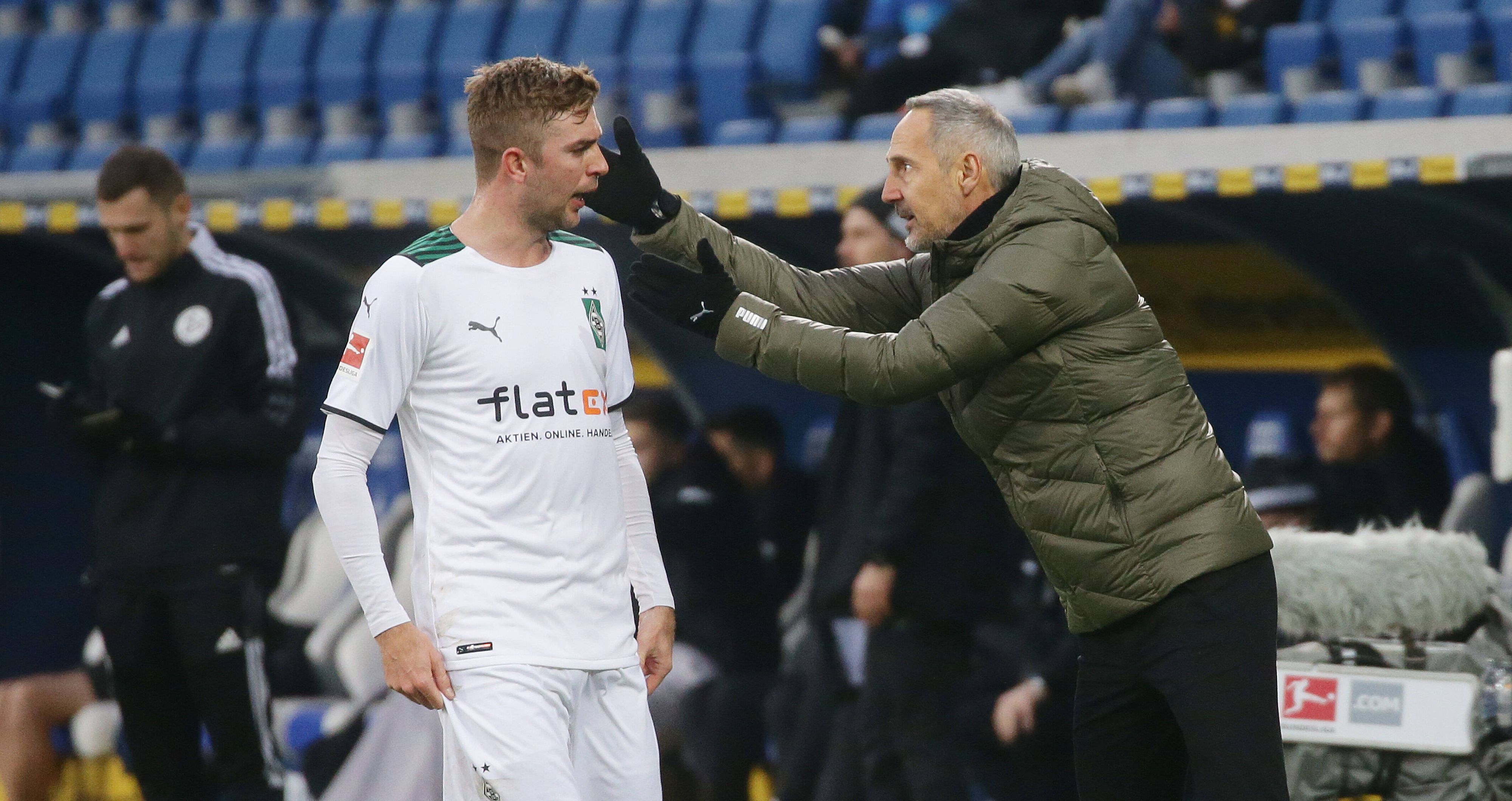 Christoph Kramer von Borussia Mönchengladbach bekommt Anweisungen vom damaligen Trainer Adi Hütter, hier beim Auswärtsspiel in Hoffenheim am 18. Dezember 2021.
