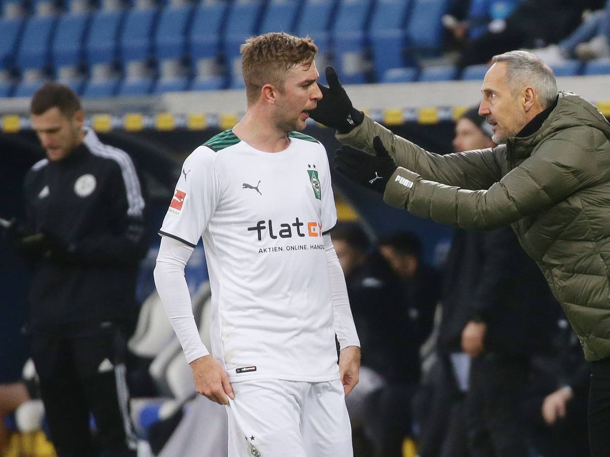 Christoph Kramer von Borussia Mönchengladbach bekommt Anweisungen vom damaligen Trainer Adi Hütter, hier beim Auswärtsspiel in Hoffenheim am 18. Dezember 2021.