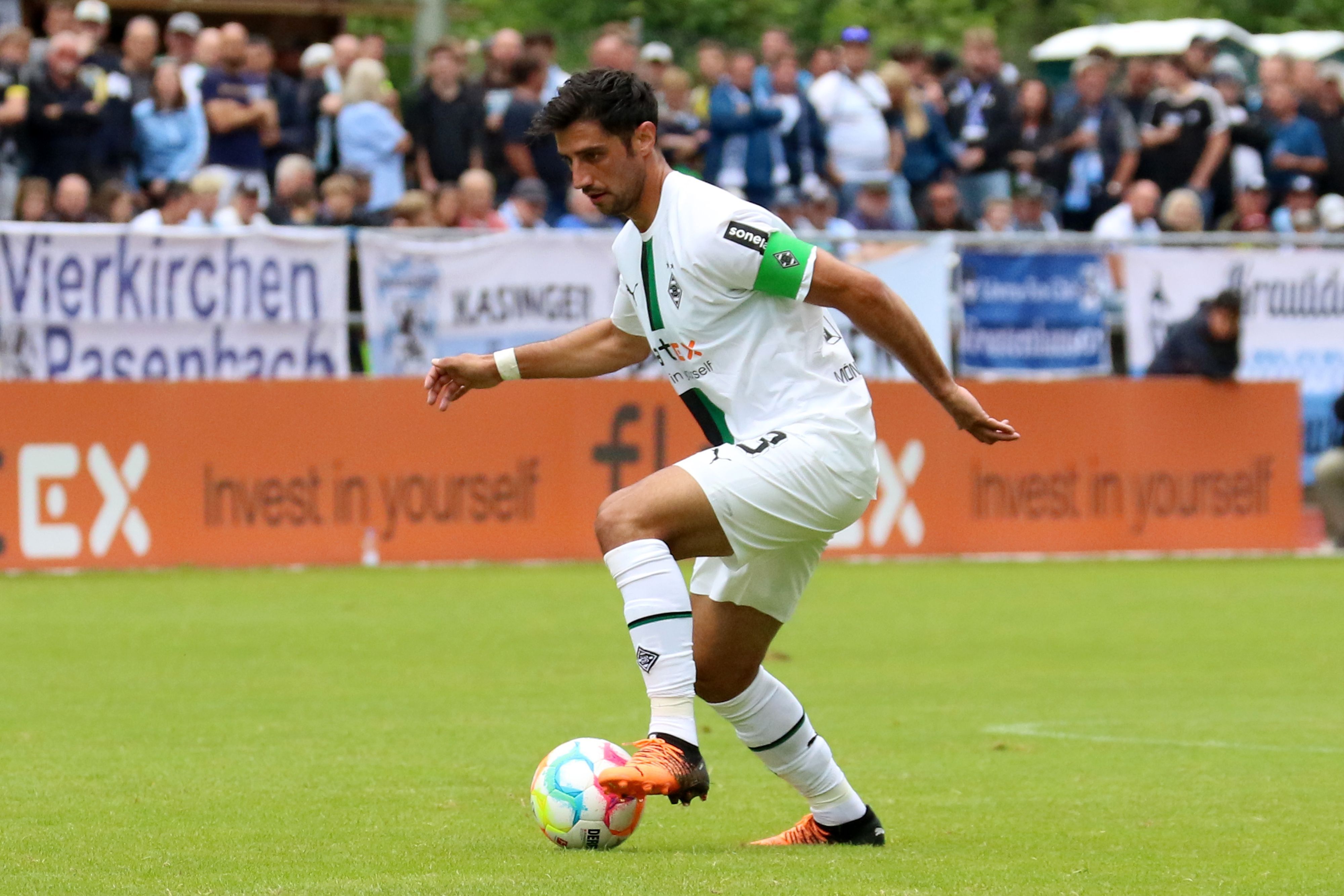 Lars Stindl trägt die Kapitänsbinde von Borussia Mönchengladbach im Testspiel gegen 1860 München in Rottach-Egern (10. Juni 2022).