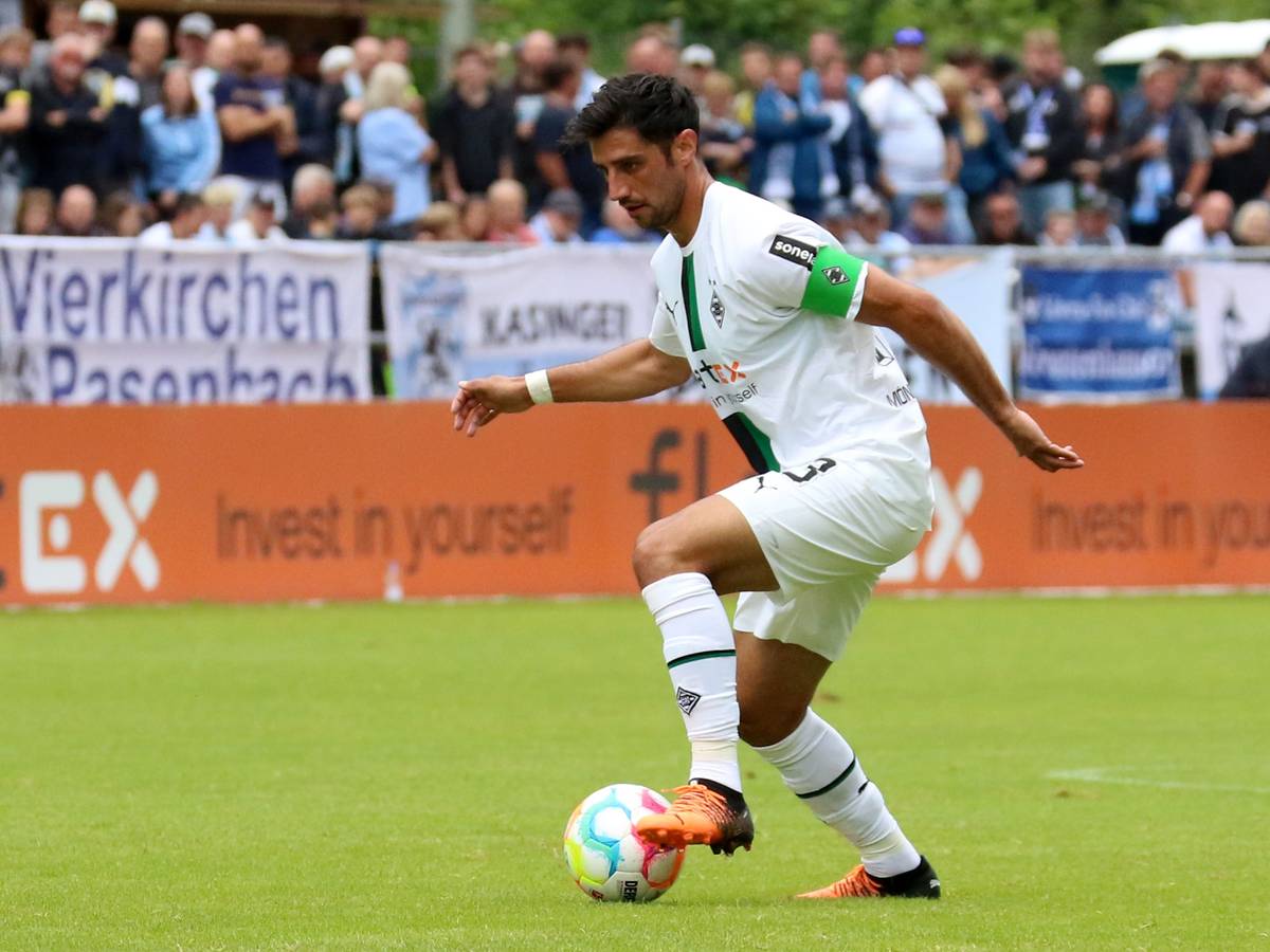 Lars Stindl trägt die Kapitänsbinde von Borussia Mönchengladbach im Testspiel gegen 1860 München in Rottach-Egern (10. Juni 2022).