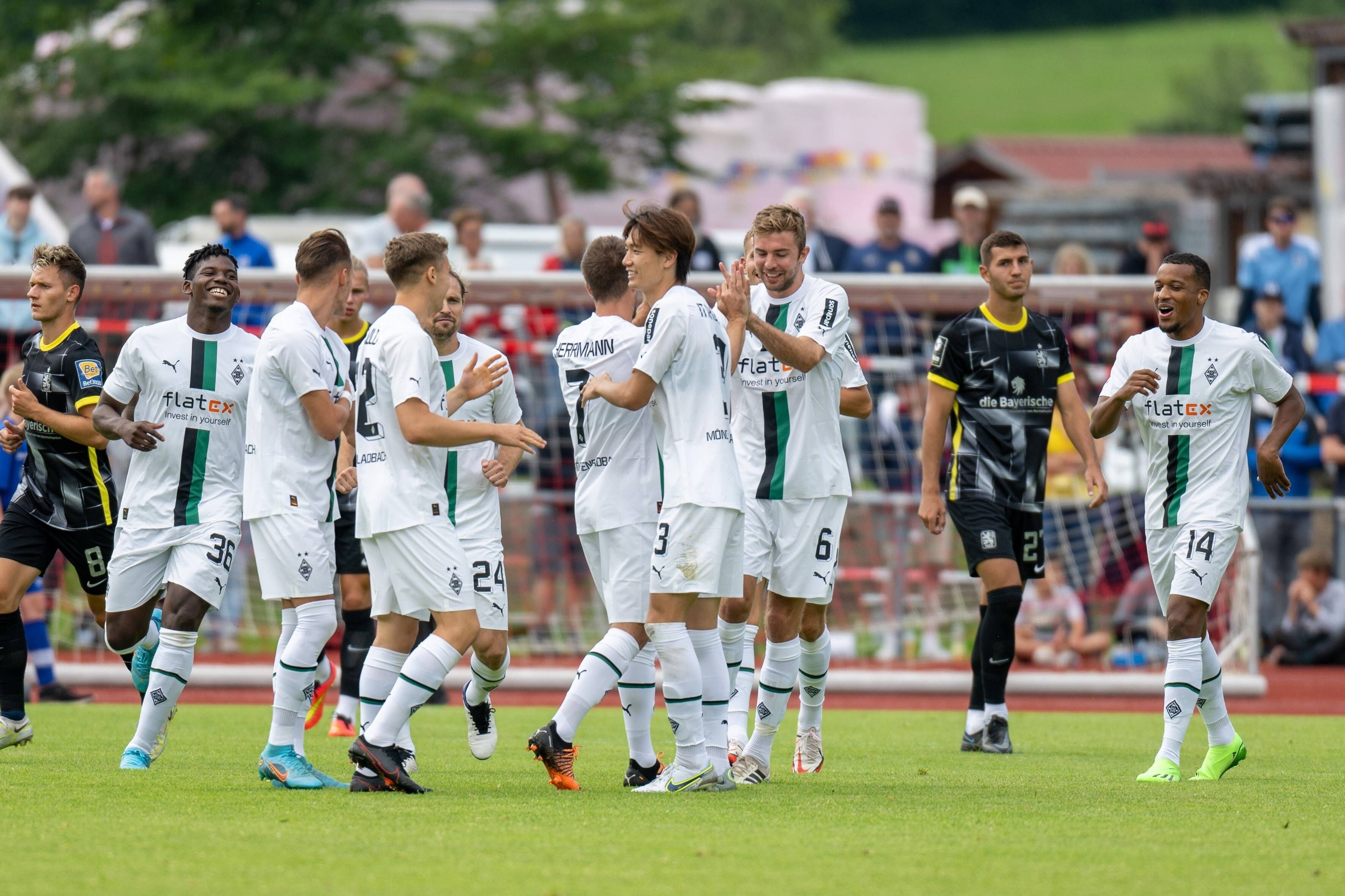 Die Mannschaft von Borussia Mönchengladbach jubelt über den Treffer zum zwischenzeitlichen 4:0 im Testspiel gegen 1860 München am 10. Juli 2022 in Rottach-Egern.