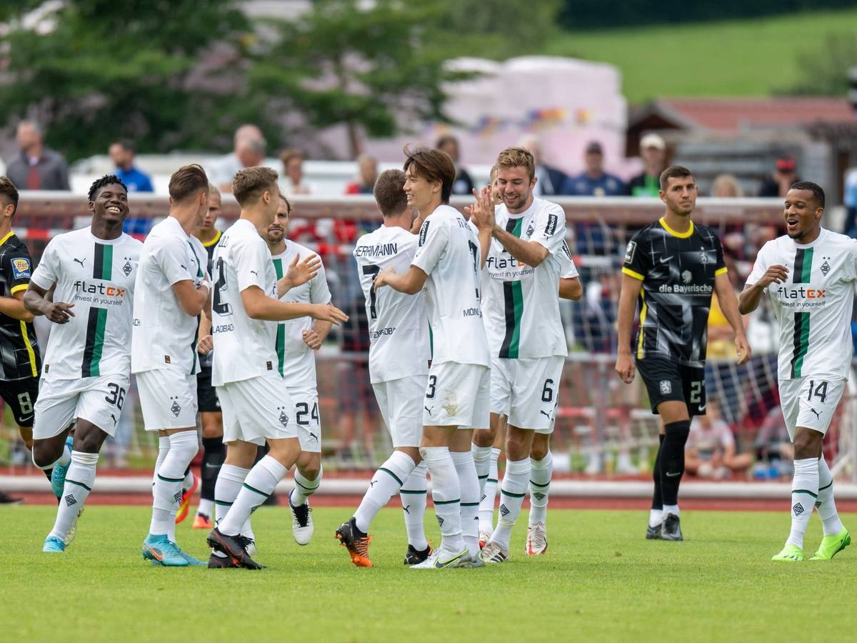 Die Mannschaft von Borussia Mönchengladbach jubelt über den Treffer zum zwischenzeitlichen 4:0 im Testspiel gegen 1860 München am 10. Juli 2022 in Rottach-Egern.