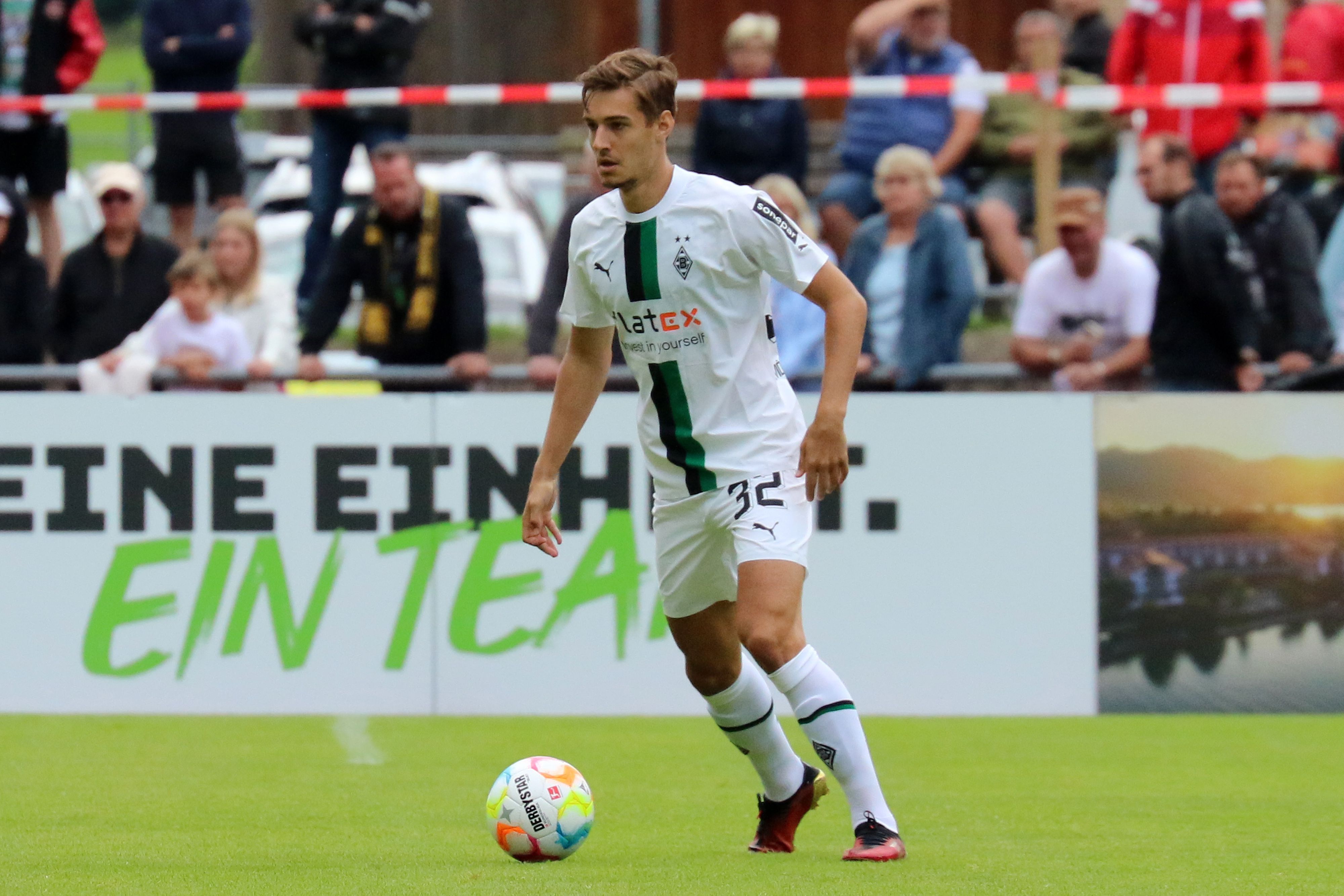 Florian Neuhaus von Borussia Mönchengladbach am 10. Juli 2022 beim Testspiel gegen die TSV 1860 München in Rottach-Egern am Tegernsee.