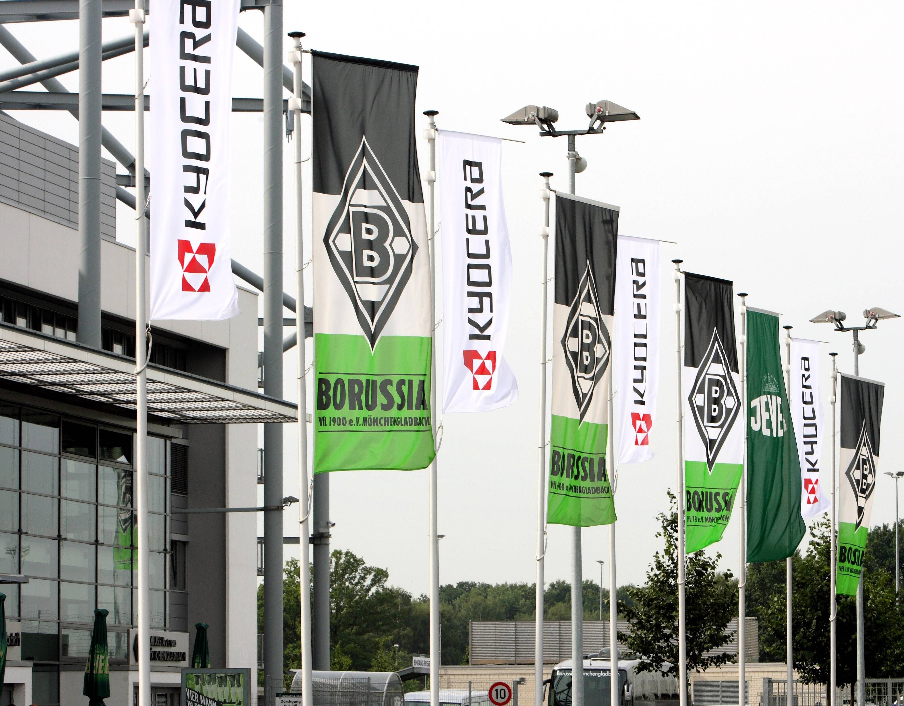 Borussia Mönchengladbach arbeitet wieder enger mit dem Unternehmen „Kyocera“ zusammen. Das hat der Klub am Montag (11. Juli 2022) offiziell gemacht. Dieses Foto stammt vom 19. Juli 2007. Zu sehen sind Fahnen von Borussia Mönchengladbach und Kyocera im Borussia-Park.