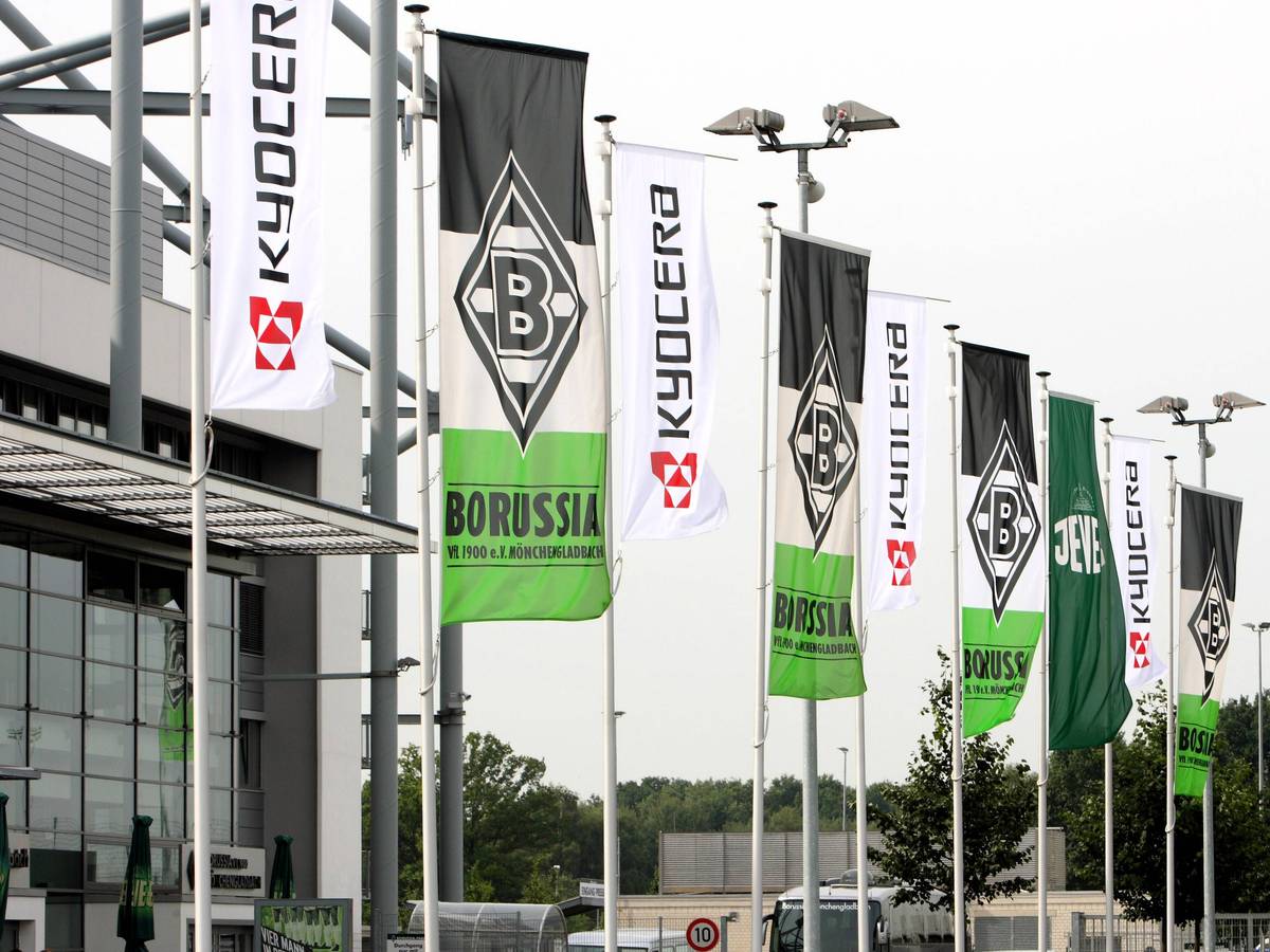 Borussia Mönchengladbach arbeitet wieder enger mit dem Unternehmen „Kyocera“ zusammen. Das hat der Klub am Montag (11. Juli 2022) offiziell gemacht. Dieses Foto stammt vom 19. Juli 2007. Zu sehen sind Fahnen von Borussia Mönchengladbach und Kyocera im Borussia-Park.