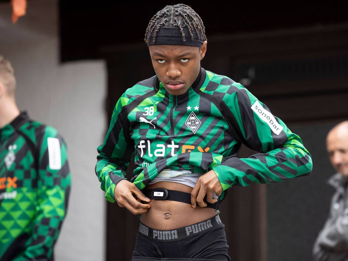 Gladbach-Talent Yvandro Borges Sanches, auf diesem Foto am 7. Juli 2022 im Trainingslager am Tegernsee im bayrischen Rottach-Egern zu sehen. Borges Sanches blickt nach vorne, streift derweil einen Pulsgurt ab, seine Unterhose ist zu sehen.