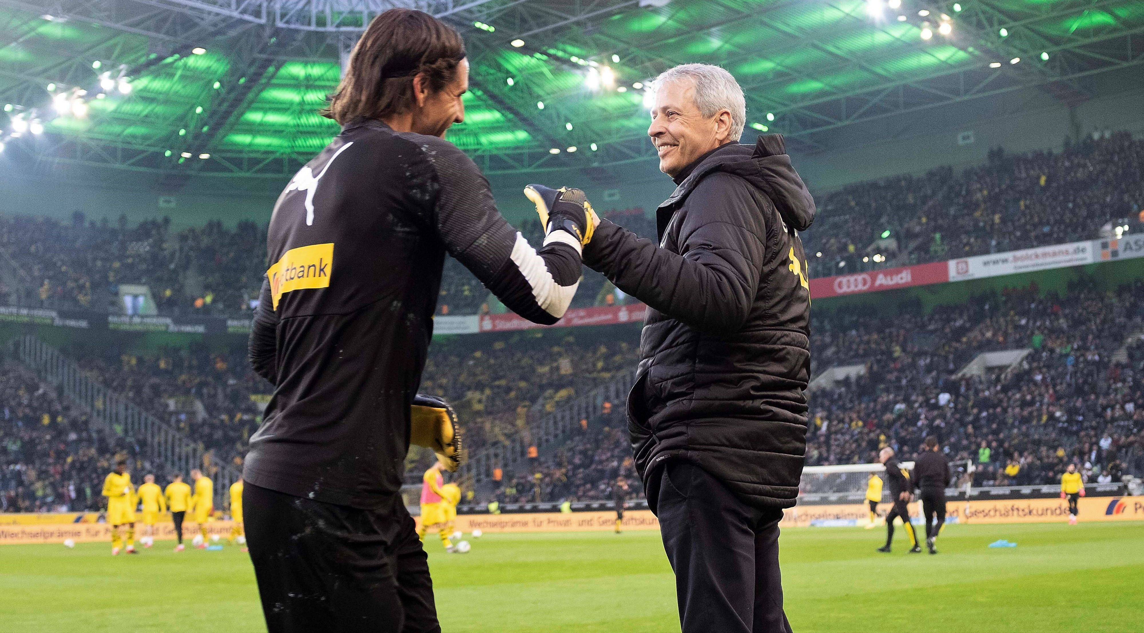 Yann Sommer klatscht mit Lucien Favre vor einem Spiel von Borussia Mönchengladbach ab