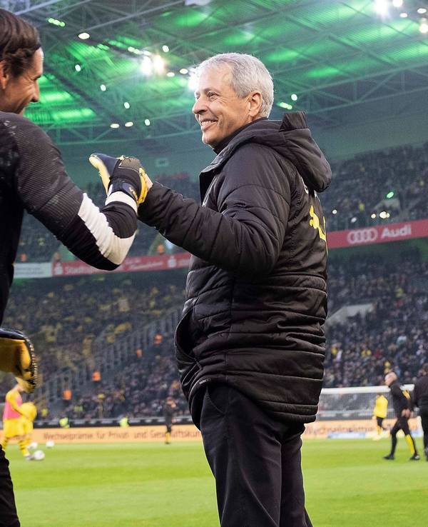 Yann Sommer klatscht mit Lucien Favre vor einem Spiel von Borussia Mönchengladbach ab
