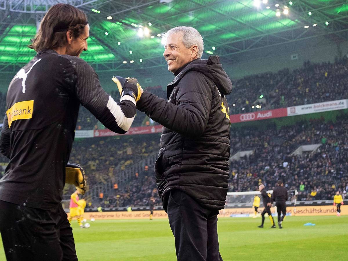 Yann Sommer klatscht mit Lucien Favre vor einem Spiel von Borussia Mönchengladbach ab