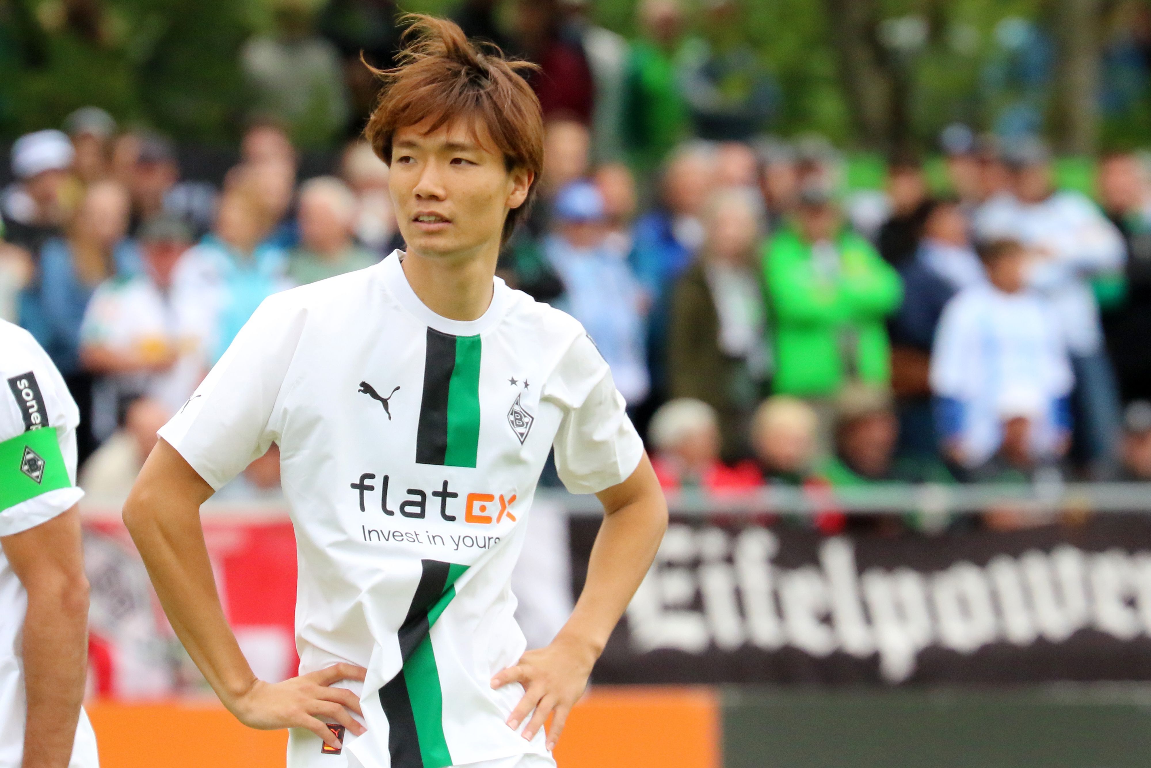 Ko Itakura trug am 10. Juli 2022 erstmals in einem Spiel für Borussia Mönchengladbach das Fohlen-Trikot. Dabei überzeugte der Japaner vor allem durch seine Polyvalenz. Das Foto zeigt ihn auf dem Spielfeld stehend.