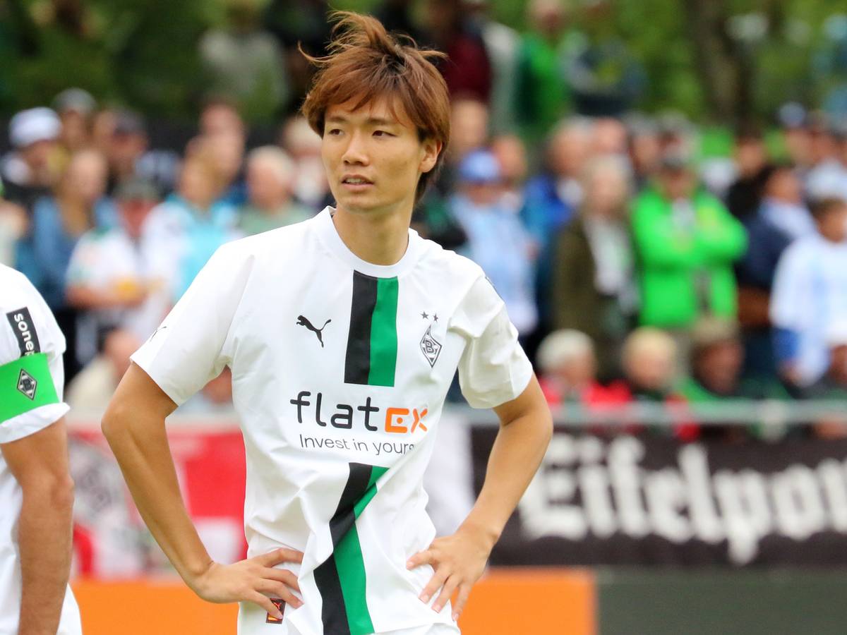 Ko Itakura trug am 10. Juli 2022 erstmals in einem Spiel für Borussia Mönchengladbach das Fohlen-Trikot. Dabei überzeugte der Japaner vor allem durch seine Polyvalenz. Das Foto zeigt ihn auf dem Spielfeld stehend.