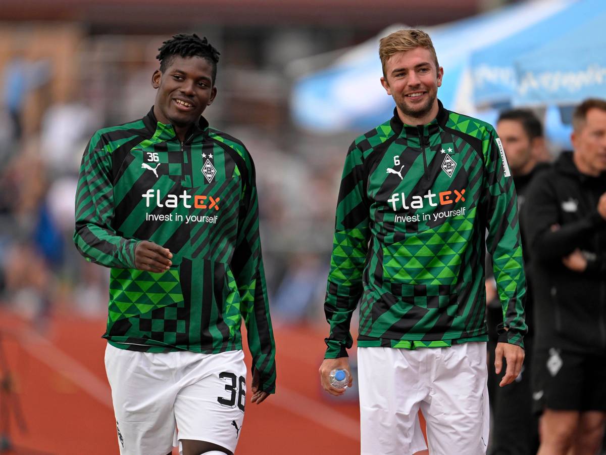 Gladbach-Stürmer Breel Embolo (l.), hier am 10. Juli 2022 mit Christoph Kramer (r.) in Rottach-Egern zu sehen, soll vor einem Wechsel zur AS Monaco stehen. Embolo und Kramer lächeln.