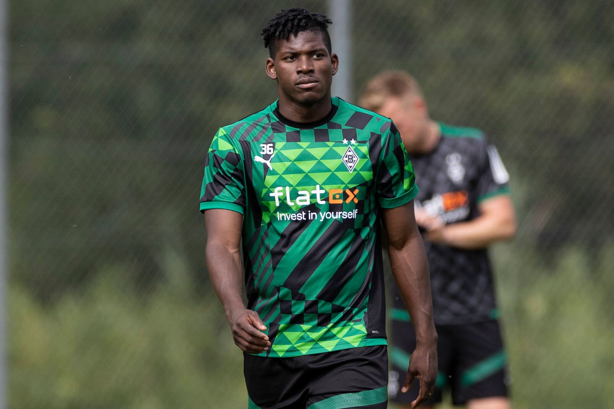 Stürmer Breel Embolo von Borussia Mönchengladbach steht vor einem Transfer zur AS Monaco. Dieses Foto zeigt den Schweizer Nationalspieler am 9. Juli 2022 im Trainingslager in Rottach-Egern. Embolo blickt nach vorne.