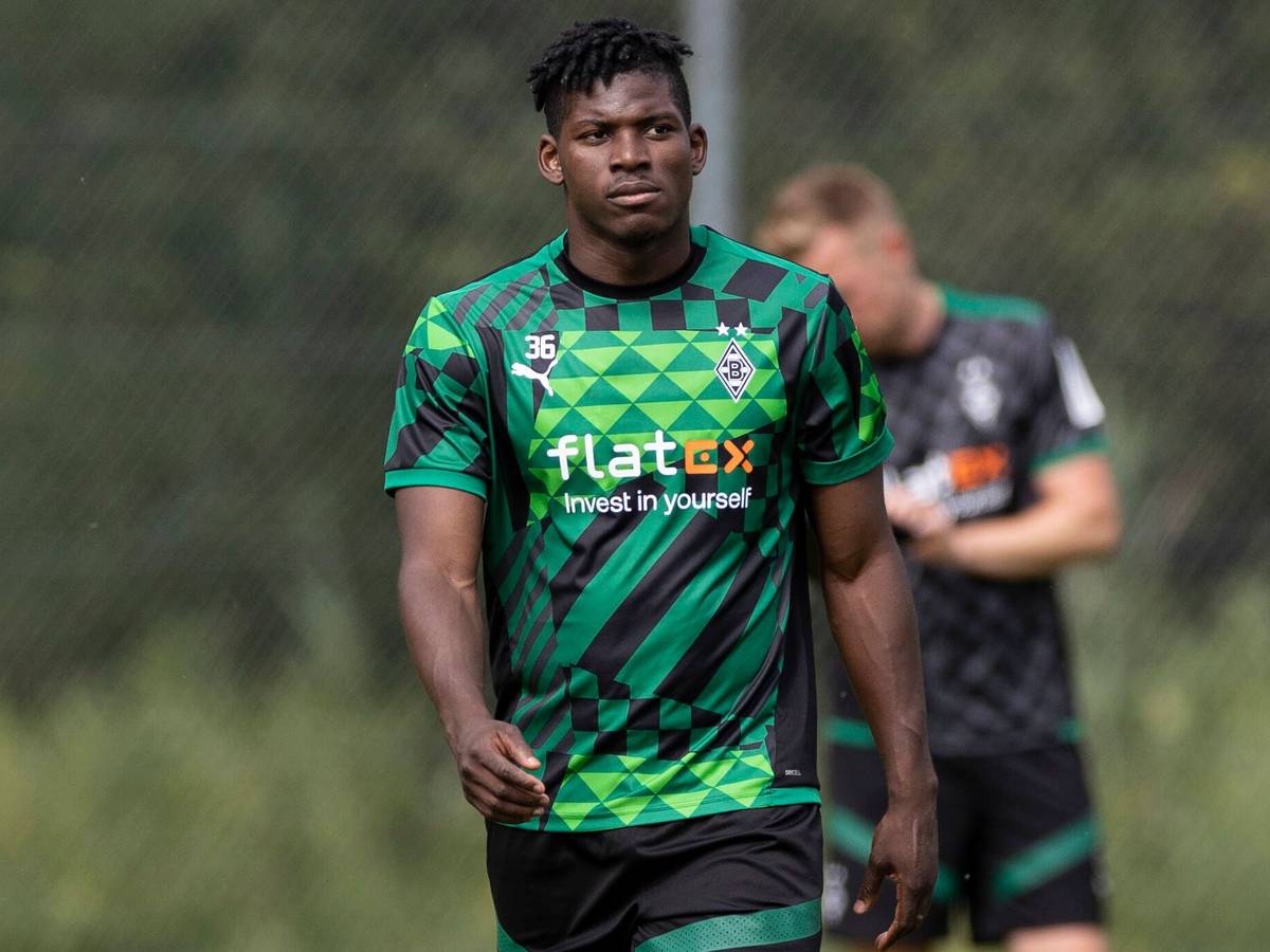 Stürmer Breel Embolo von Borussia Mönchengladbach steht vor einem Transfer zur AS Monaco. Dieses Foto zeigt den Schweizer Nationalspieler am 9. Juli 2022 im Trainingslager in Rottach-Egern. Embolo blickt nach vorne.