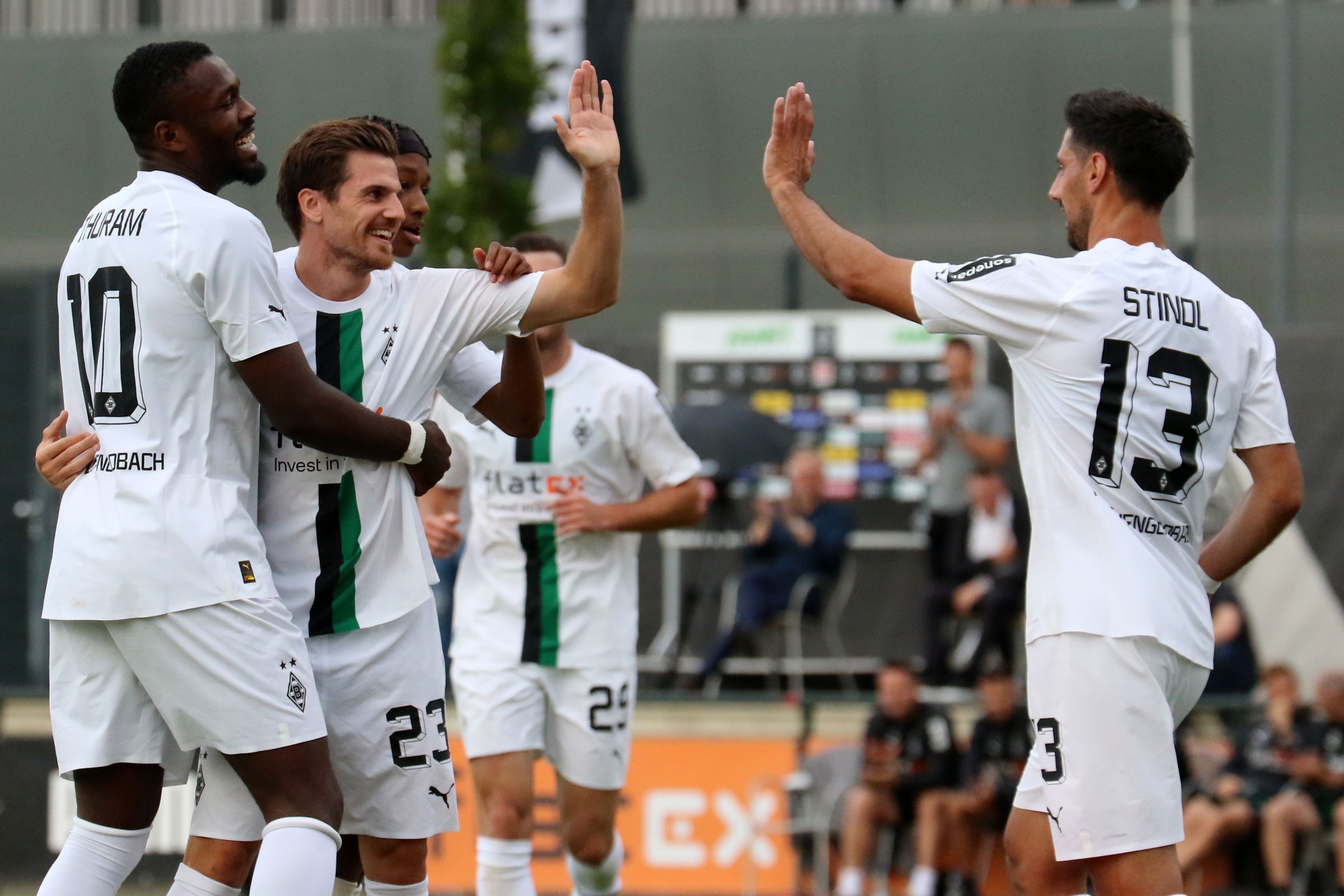 Am Mittwochabend (13. Juli 2022) bezwang mit Borussia Mönchengladbach ihren Testspielgegner Viktoria Köln mit 5:2. Das Foto zeigt Marcus Thuram, Jonas Hofmann, Yvandro Borges Sanches und Lars Stindl (v. l. n. r) beim Torjubel.