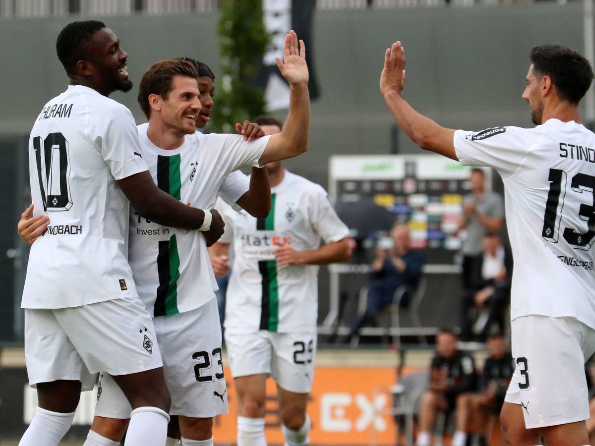 Am Mittwochabend (13. Juli 2022) bezwang mit Borussia Mönchengladbach ihren Testspielgegner Viktoria Köln mit 5:2. Das Foto zeigt Marcus Thuram, Jonas Hofmann, Yvandro Borges Sanches und Lars Stindl (v. l. n. r) beim Torjubel.